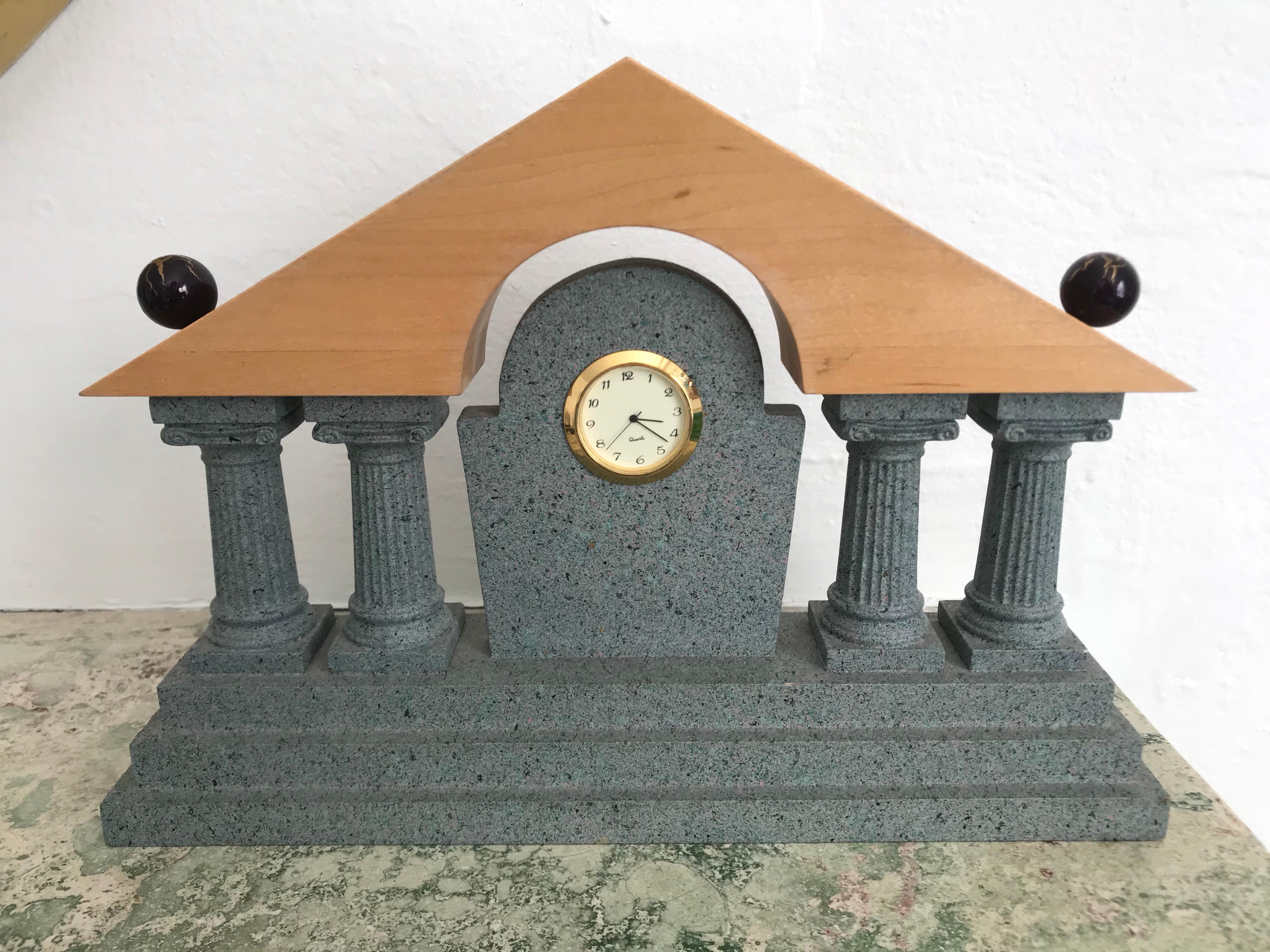 Horloge de cheminée post-moderne de style Michael Graves.