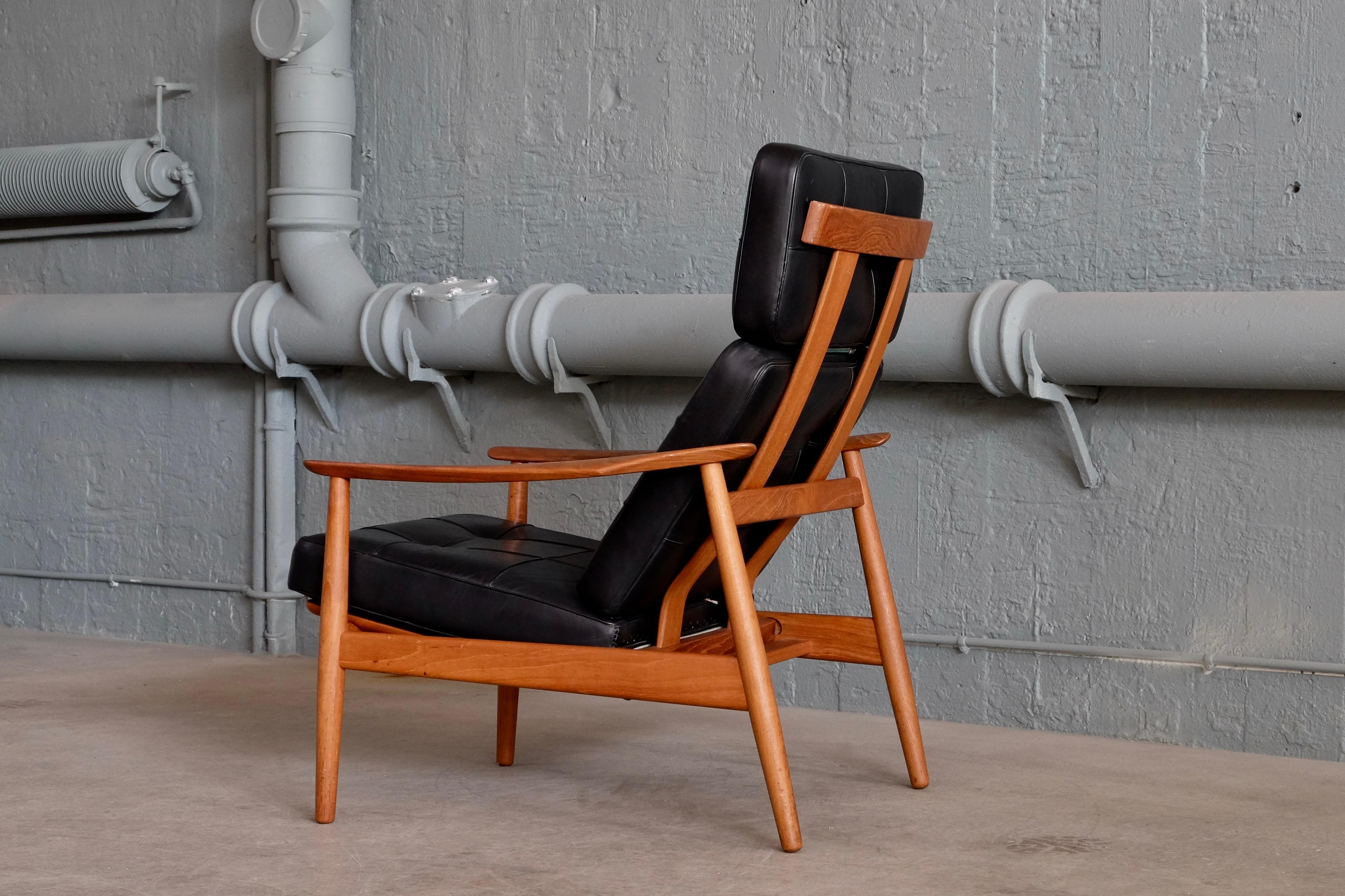 Rare reclining chair model FD-164 designed by Arne Vodder.
Three adjustable positions
Teak, original black leather
Excellent vintage condition, with minor signs of usage and patina

Dimensions (W x D x H): 77 x 90 x 100 cm, SH: 43 cm.
 