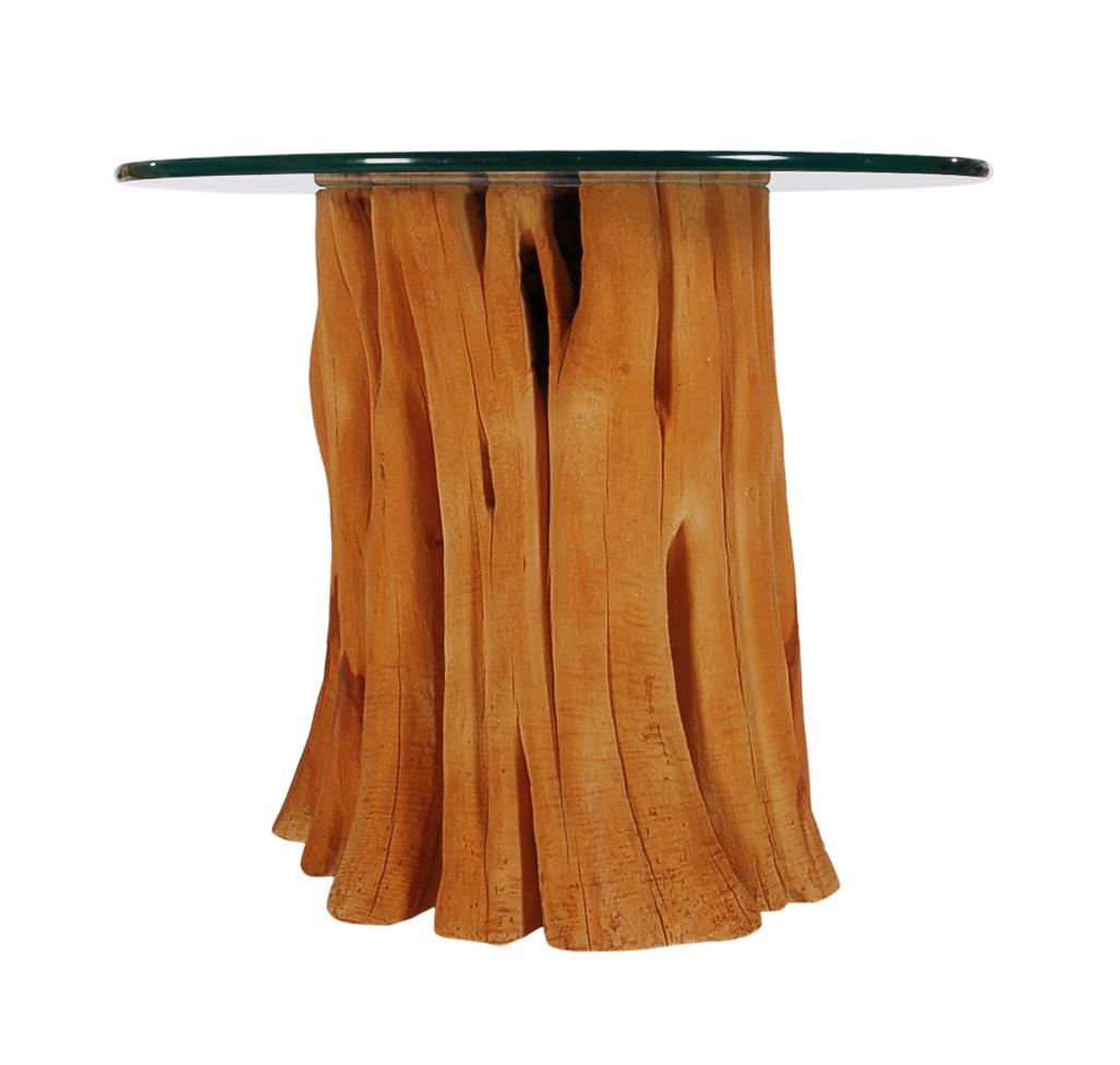Ein schöner organischer Esstisch in freier Form. Er besteht aus einem massiven Zypressenholzsockel mit einer schweren, runden Glasplatte. Ausgezeichneter Vintage-Zustand