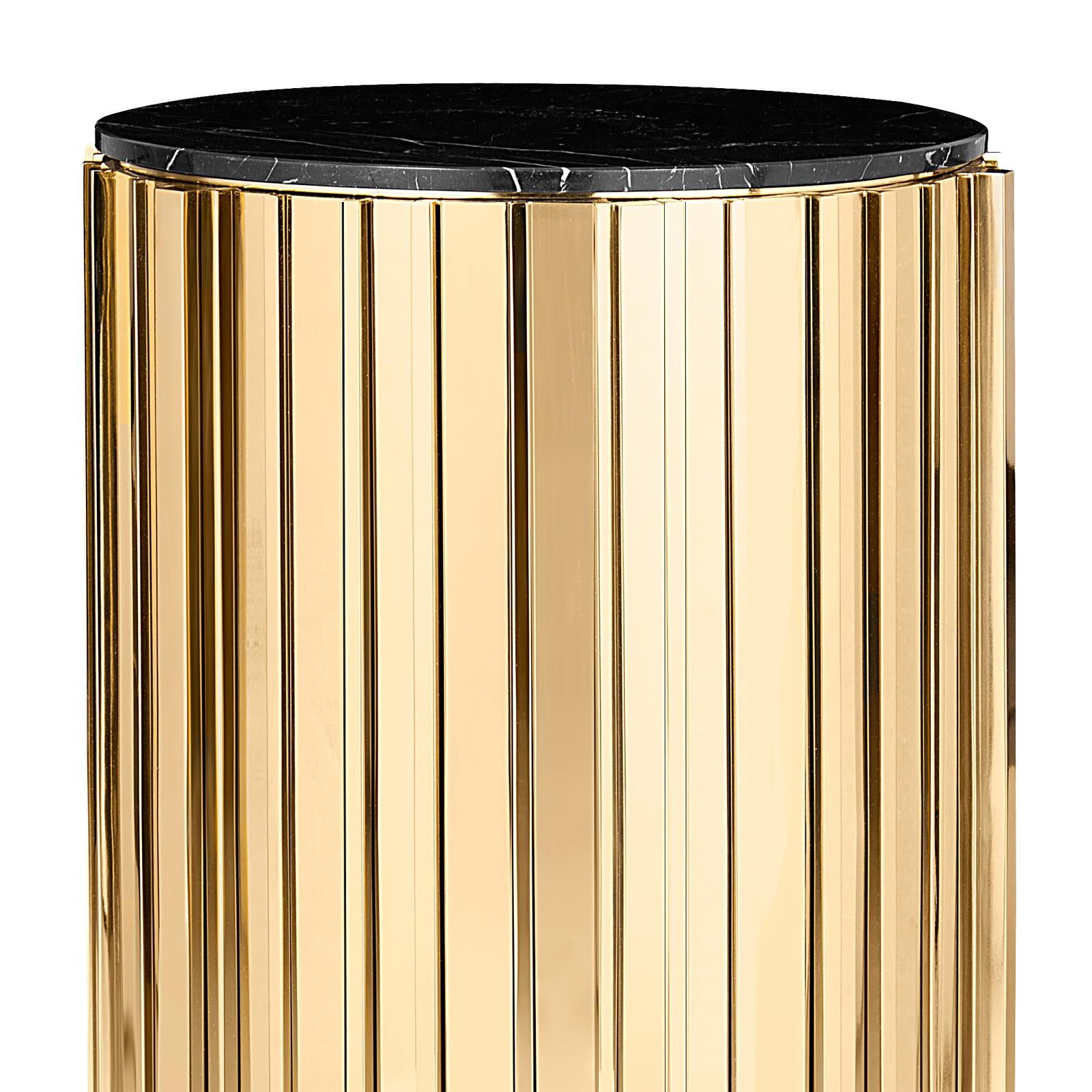 Partenon medium side table with structure in gold 
plated brass. With black marble top, Nero Marquina 
marble, in diameter 43 x H 61cm price: 10400,00€
Also available in Partenon small side table 
in diameter 50 x H 50cm, price: 8850,00€.