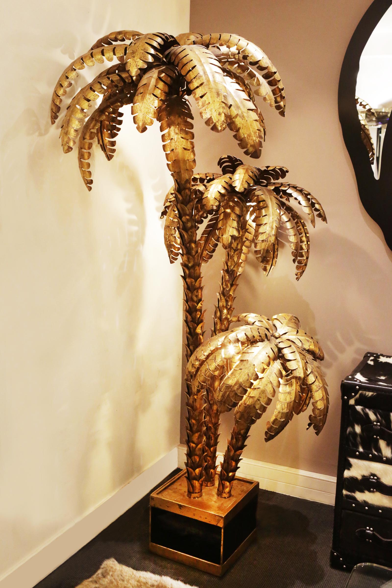 Stehlampe vergoldet palmer dreifach mit struktur
aus Stahl in Goldausführung. Schwarz lackierter Sockel. Drei Äste
palmer. Vintage-Stil, hergestellt in Frankreich.
Abmessungen des Sockels: L 33 x T 33 x H 25cm.