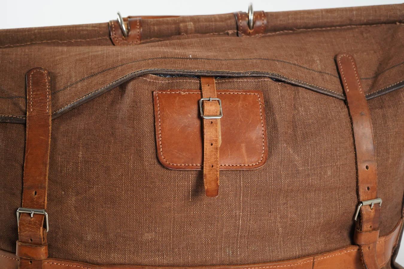 Hand bag in leather, vintage 1950. In excellent original condition. 
Measures: H 35cm, L 62cm, P 30cm.