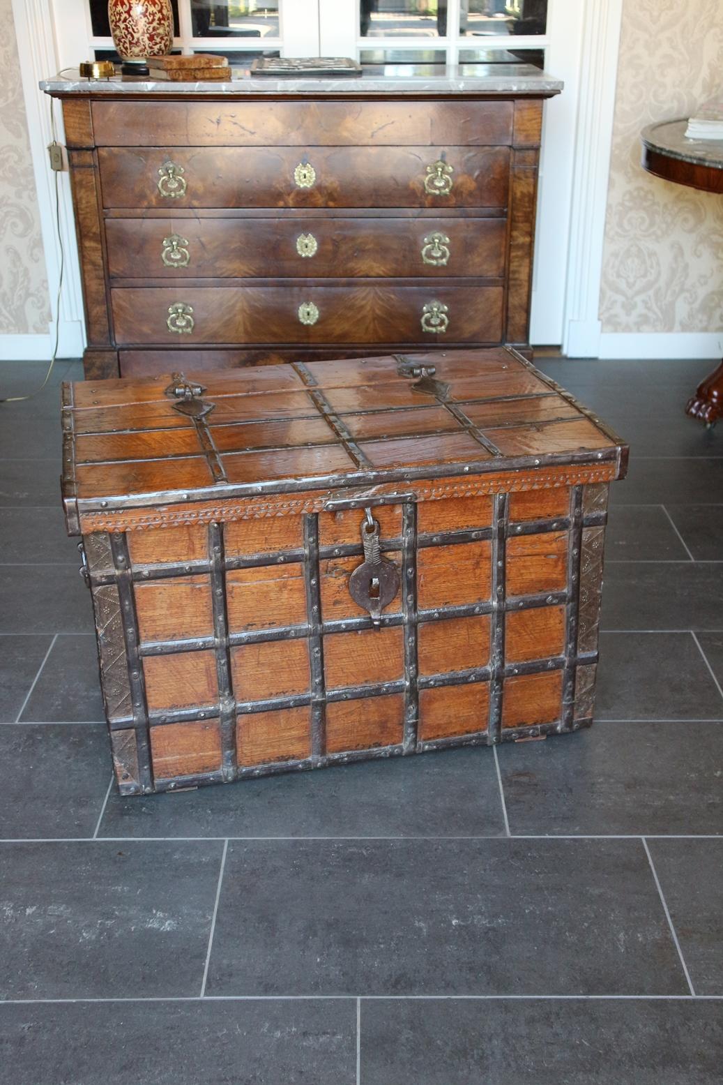 Small teak chest. Aged appearance and warm color. In perfect state. Good to use as a small coffee table or side table next to chair or sofa.

Origin: Anglo-Indian

Period: circa 1860.
Measures: W 80cm, D 54cm, H 51cm.
