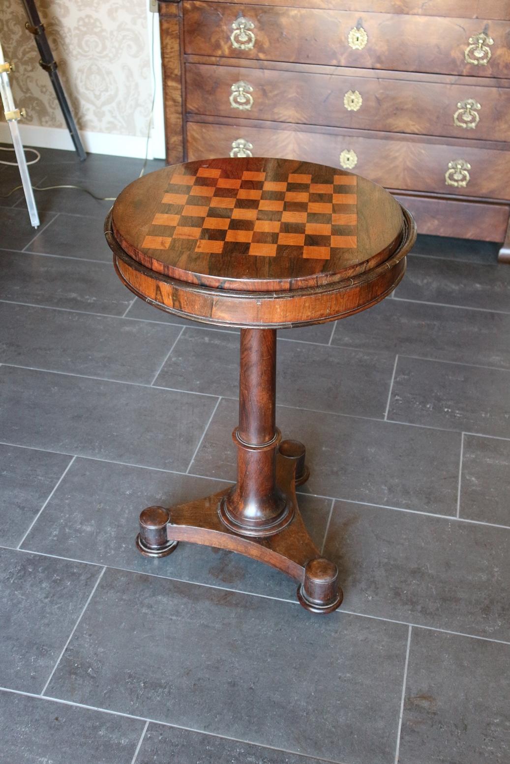 Beautiful 18th century antique rosewood wooden chess table in original condition. The sheet is reversible. With a chessboard on one side and rosewood on the other side. There is also a removable metal inner box.
Entirely in original condition. On