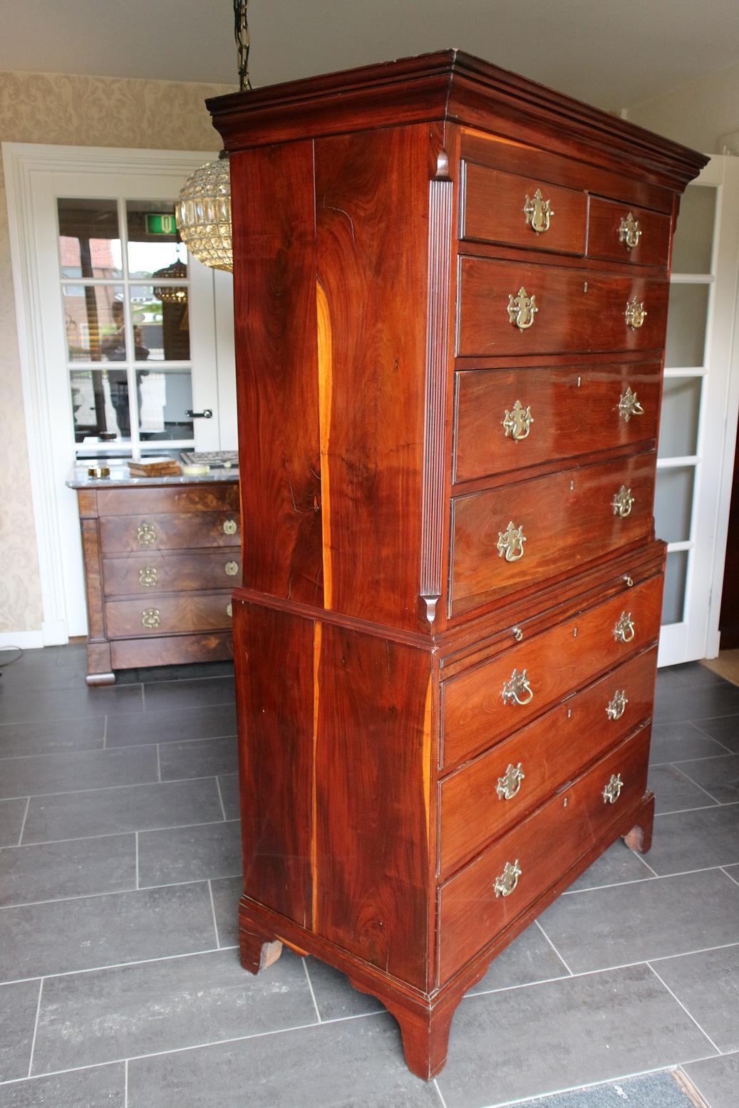 Beautiful 18th century red walnut chest on chest or tall boy with pull-out leaf. Beautiful pure antique chest of drawers with a deep and warm patina. This is partly due to the red walnut used. This is walnut wood that itself has a red color with the