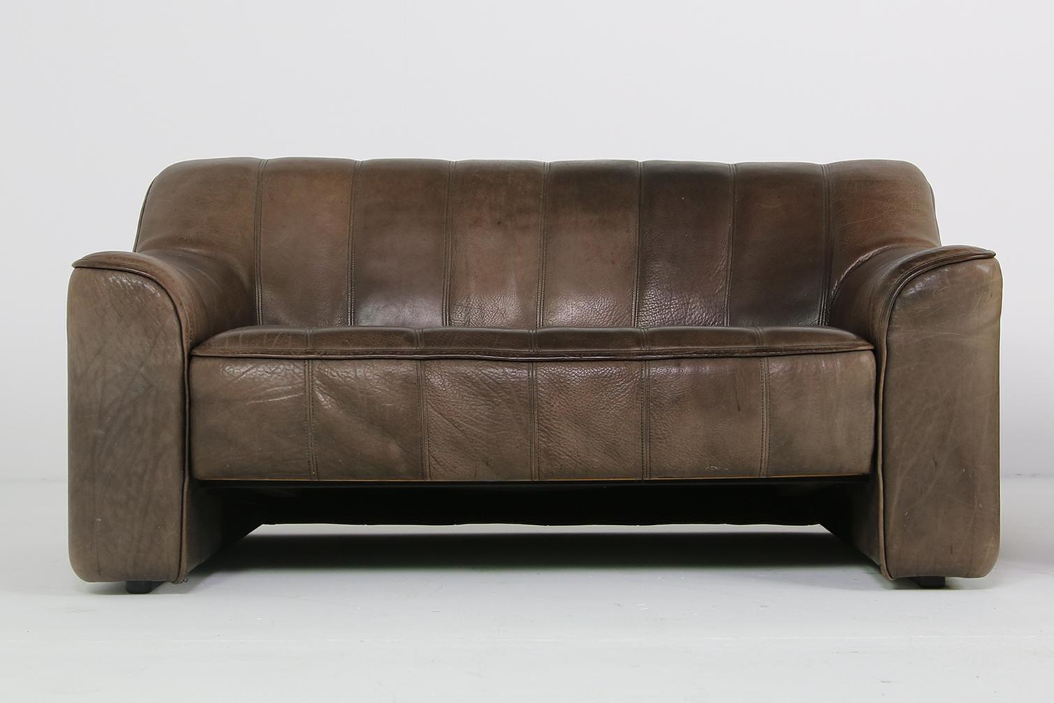 Beautiful two-seat De Sede sofa, in beautiful brown shades, De Sede Mod. DS 44 from the 1970s, out of production. Thick buffalo leather, freestanding. Extendable seats, amazing patina, fantastic condition, super high quality, very heavy weight. Made