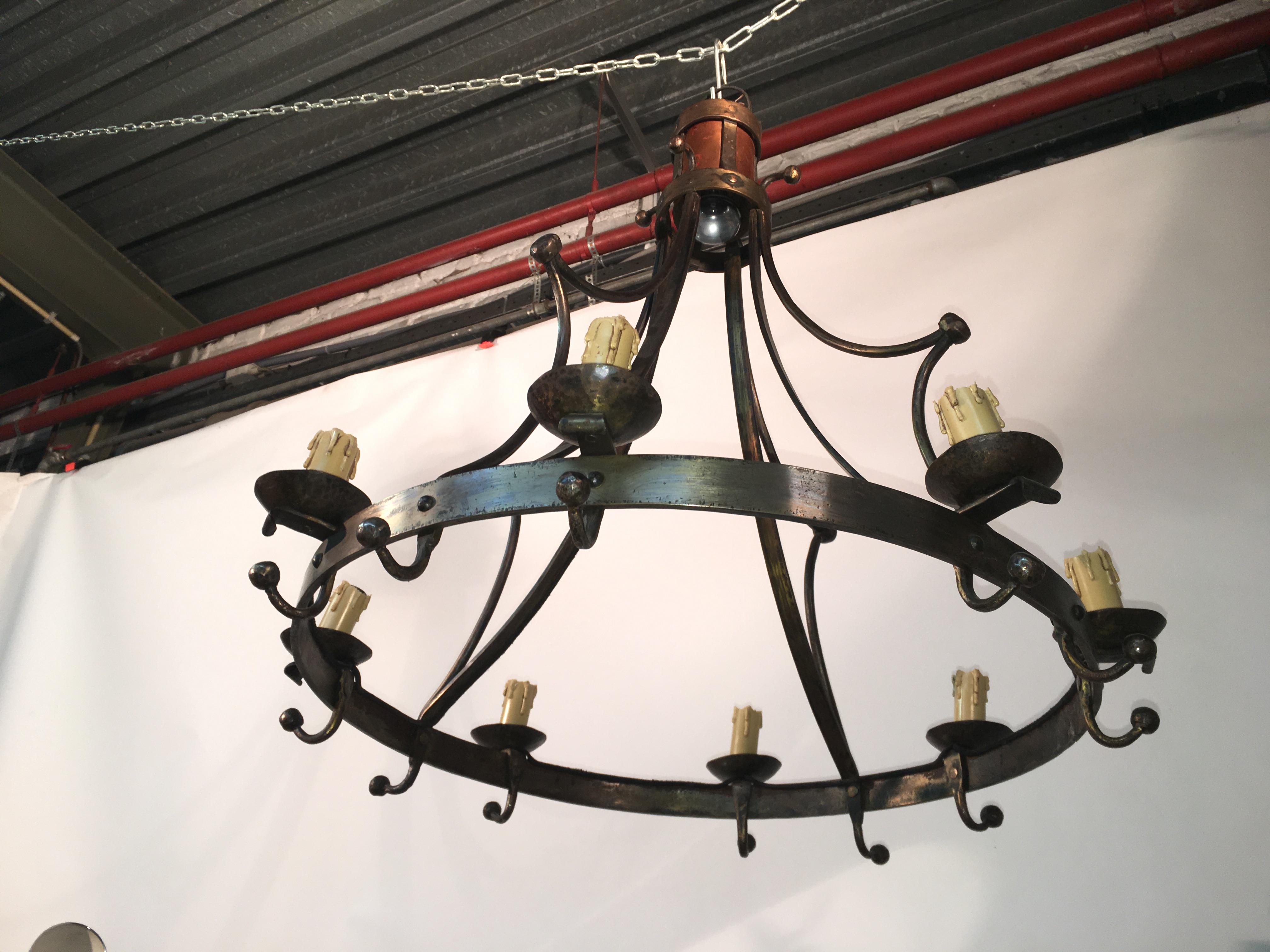 Large neoclassical style chandelier, circa 1950.
In steel and brass.
Illuminated by eight lights and one.