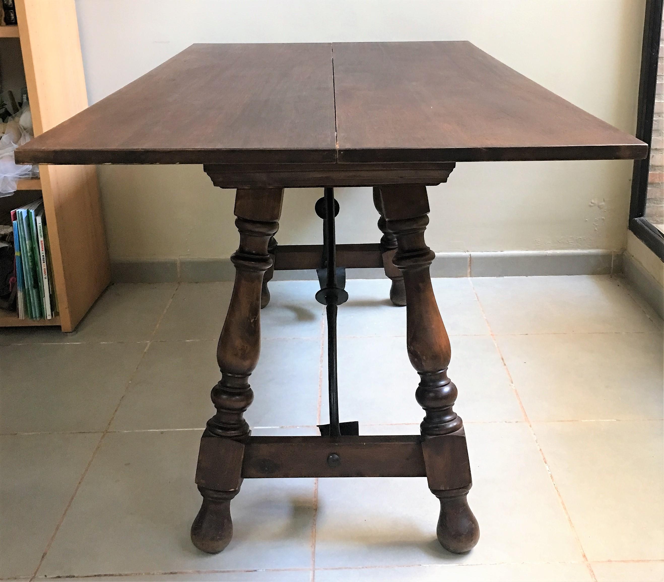 20th century Spanish console fold out farm table
Works as both a dining table and console.
Measures: 15.5