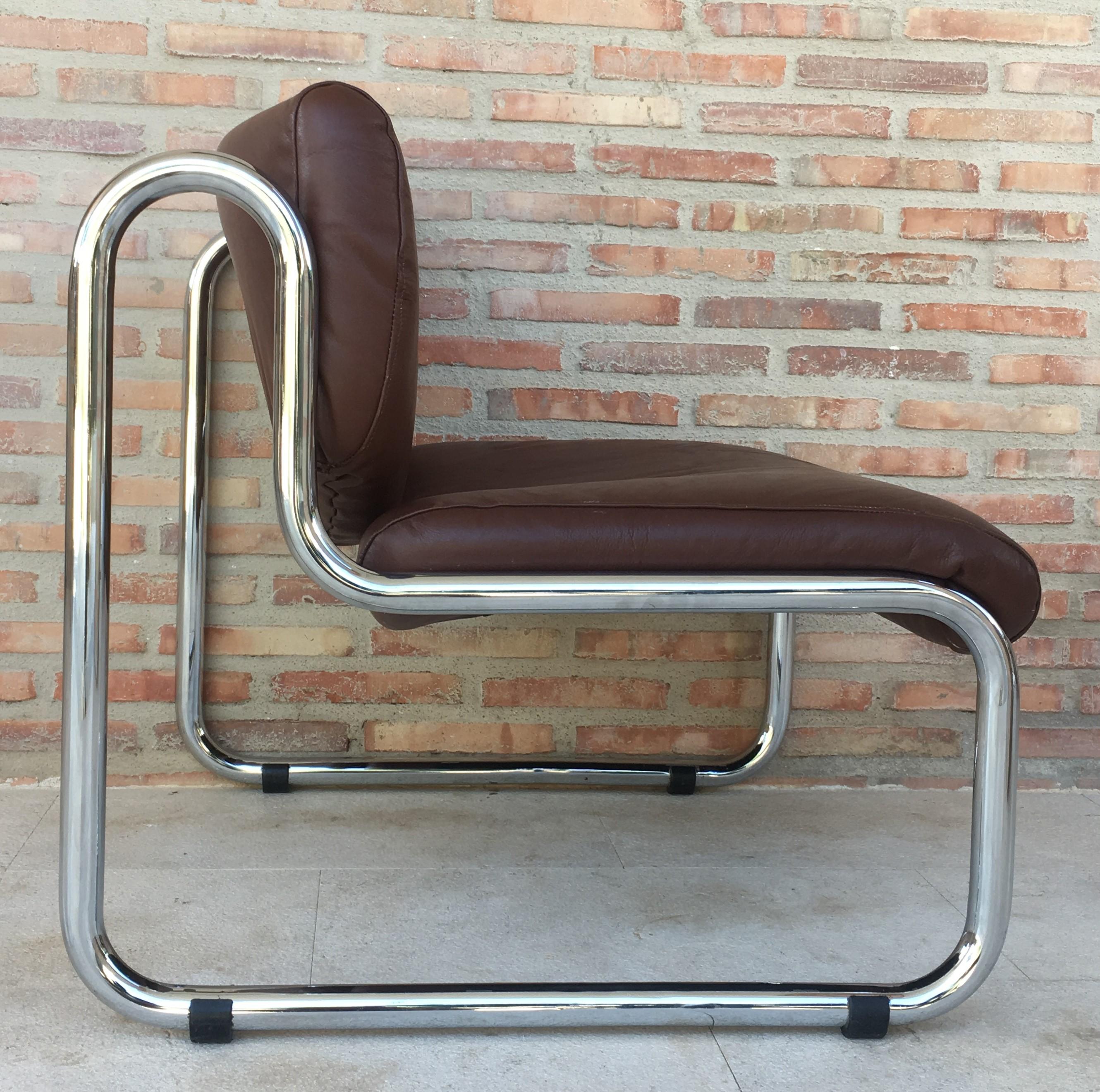 Large-scale lounge chair with chrome structure and nice brown leather. 
Bold and very comfortable.