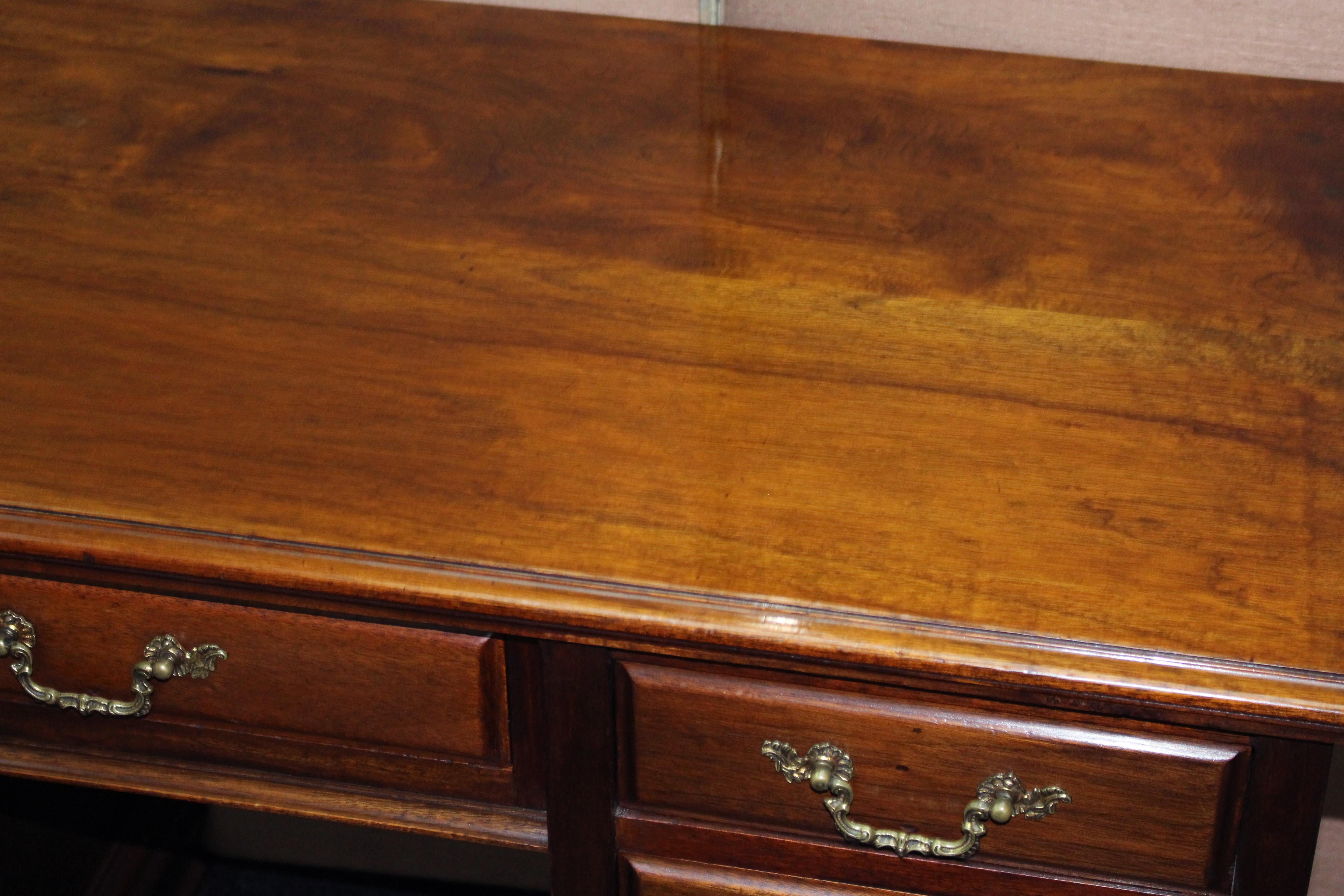 Desk
Period: Edwardian
Wood: Walnut.




Quality Edwardian walnut pedestal desk with brass handles.

Four drawers to either side, single drawer to the middle.

Quality heavy brass handles, attractive feet.

A very well made piece of