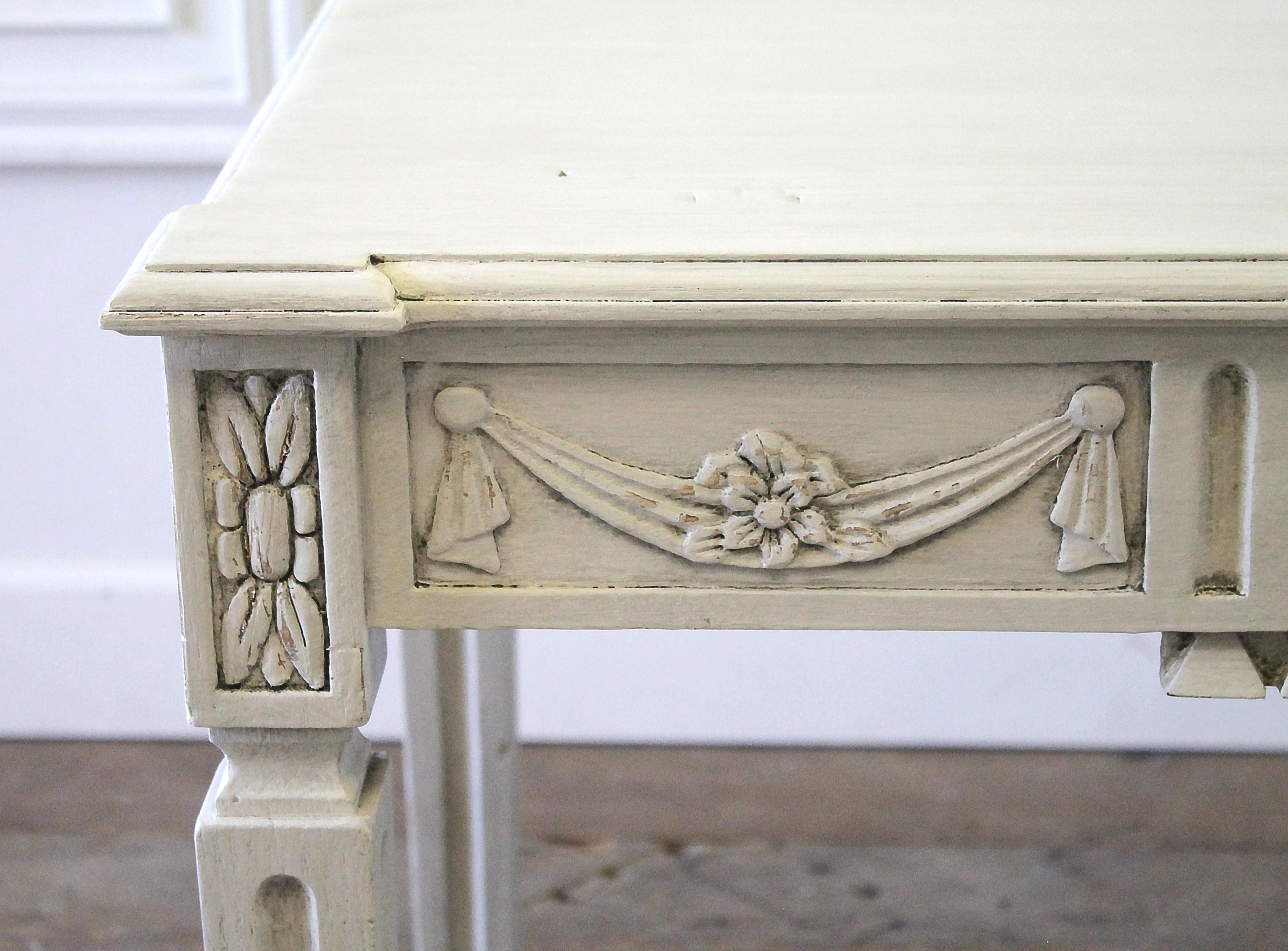 Vintage accent side table painted in a soft oyster white, with subtle distressed edges, and finished with an antique glazed patina. This table is made from solid wood, very sturdy.
Measures:
32
