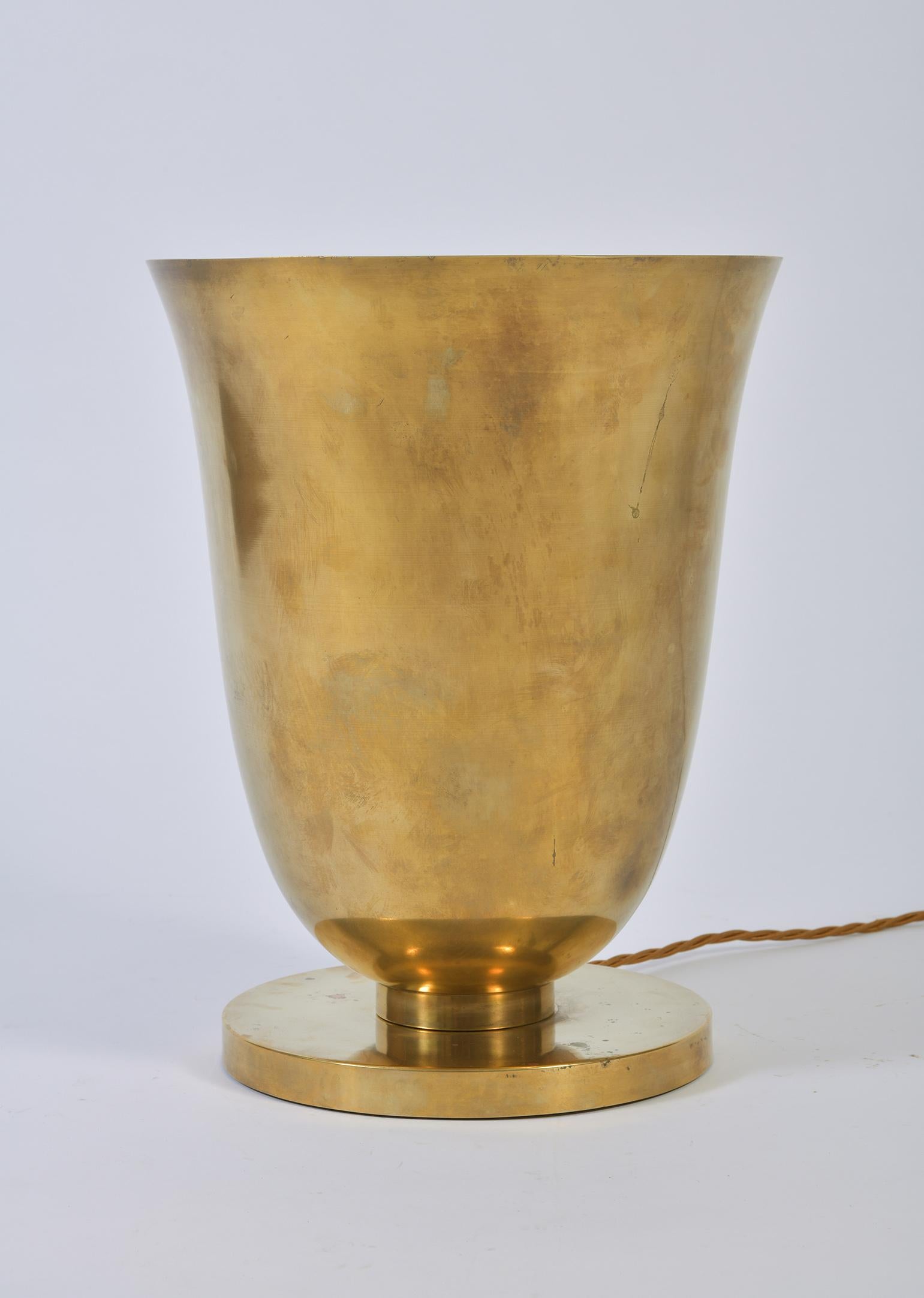 A large brass urn shaped lamp (vasque éclairante)
France, circa 1930.
 