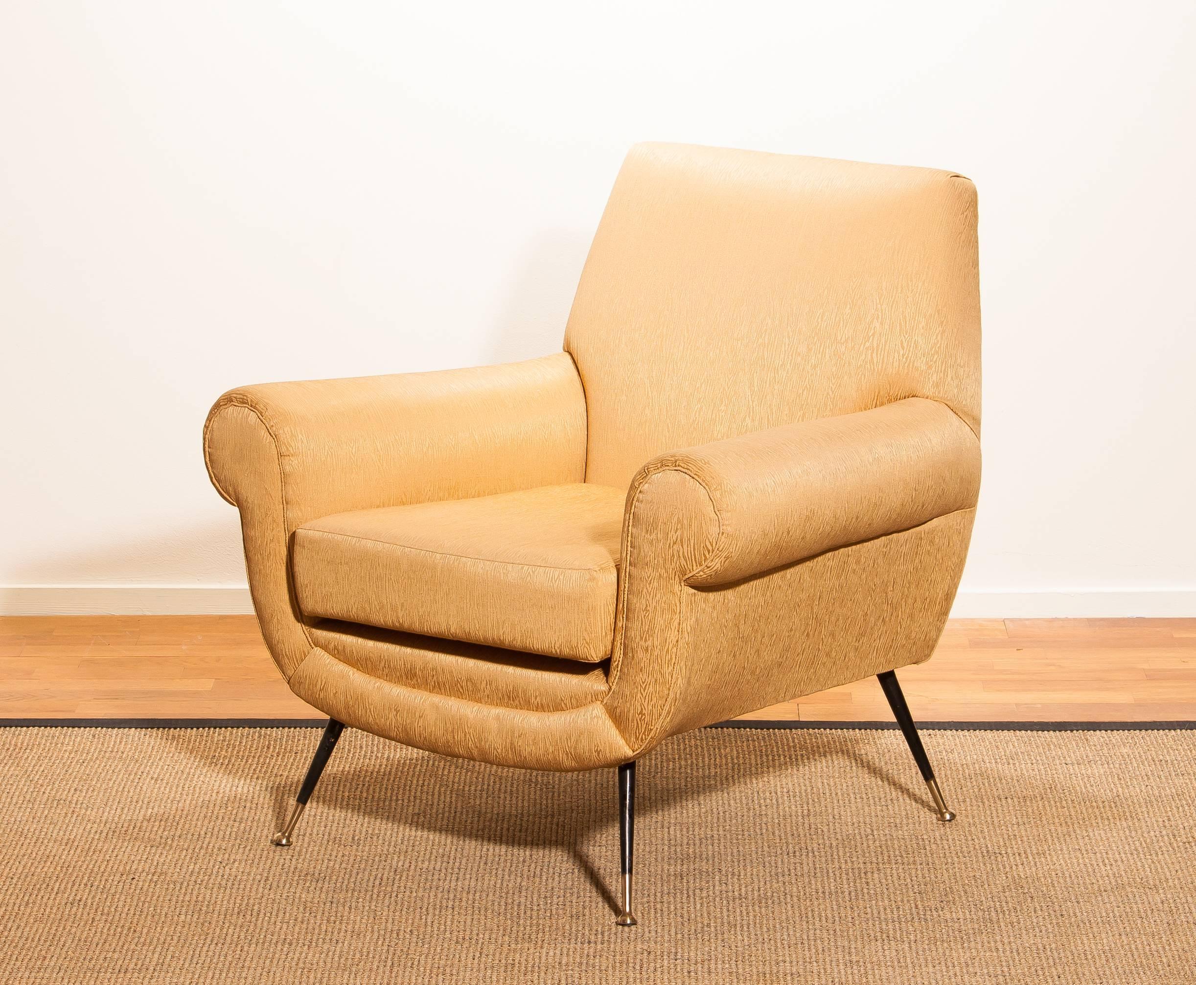 Beautiful and excellent Italian midcentury lounge chair of the 1950s. With the original brass stiletto legs and golden jacquard fabric (later period), all in perfect condition and with an extremely comfortable seat.
Designed by Gigi Radice for