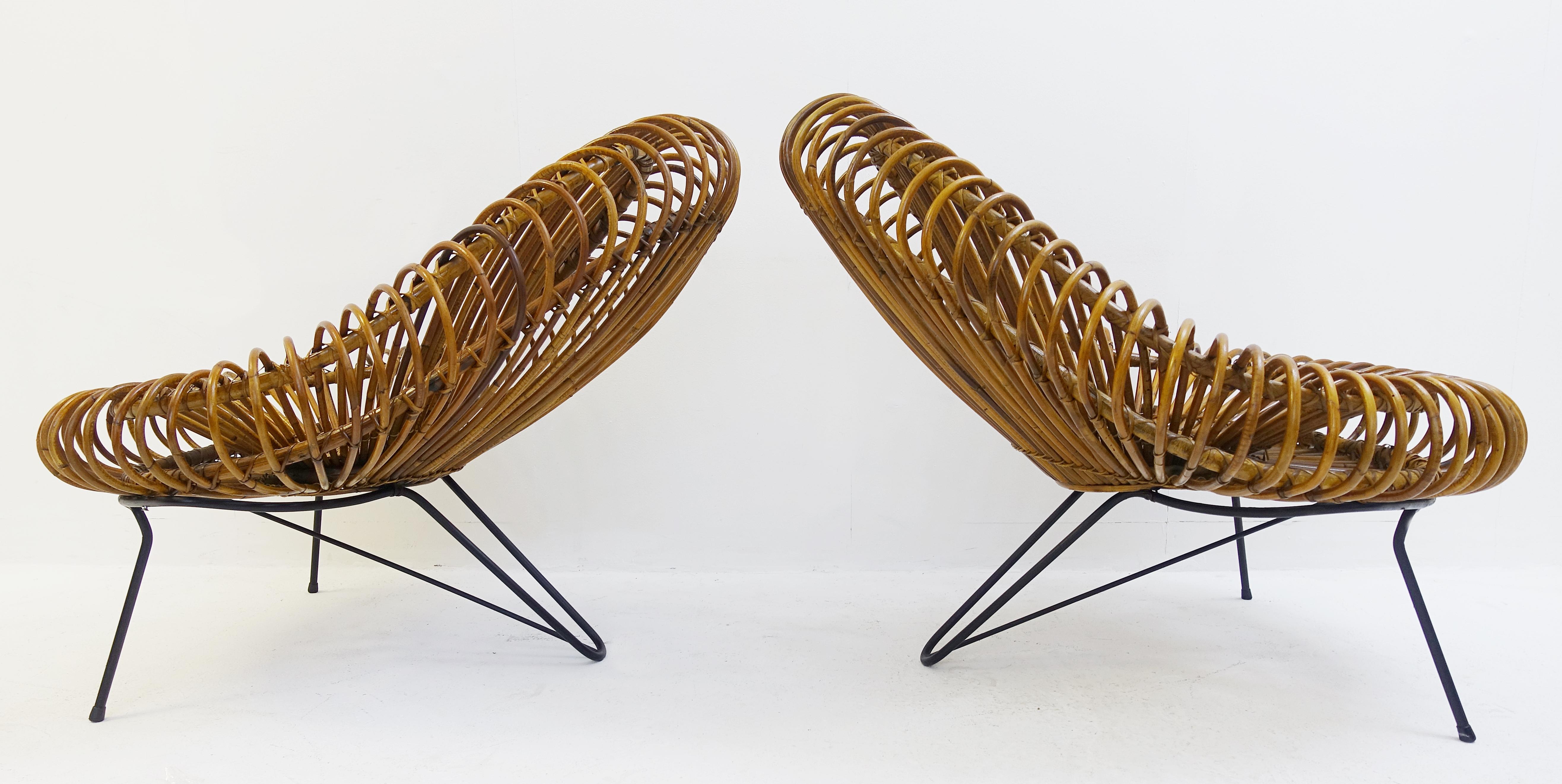 Spectacular lounge chair, basket form in curved rattan and bamboo, on black enameled steel, circa 1960.