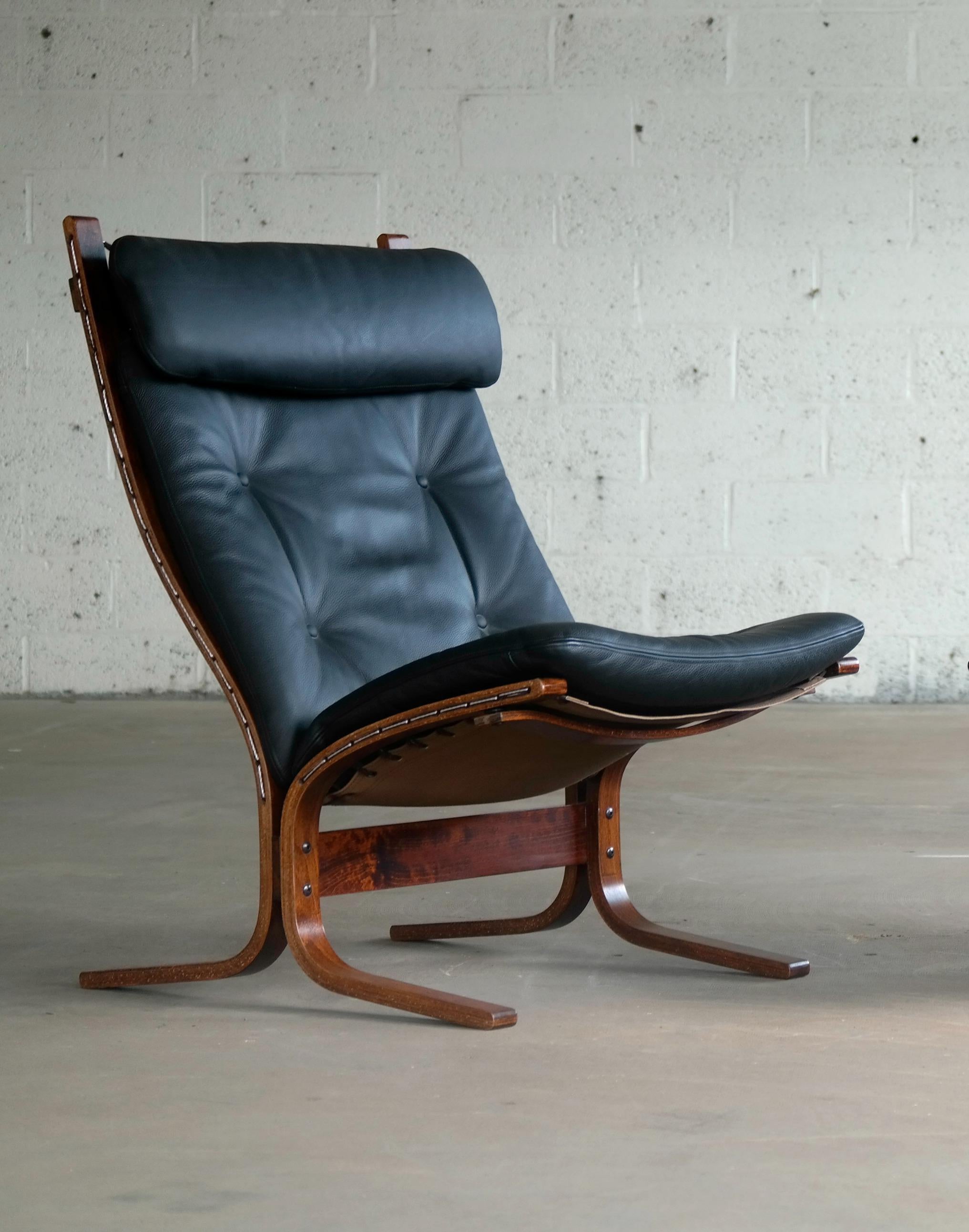 Fantastic easy/lounge chairs, in black leather on top of canvas and a frame of stained bentwood. Relling's beautiful take on the classic safari chair designed in 1965. Excellent vintage condition leather showing only negligible signs of wear.
 
