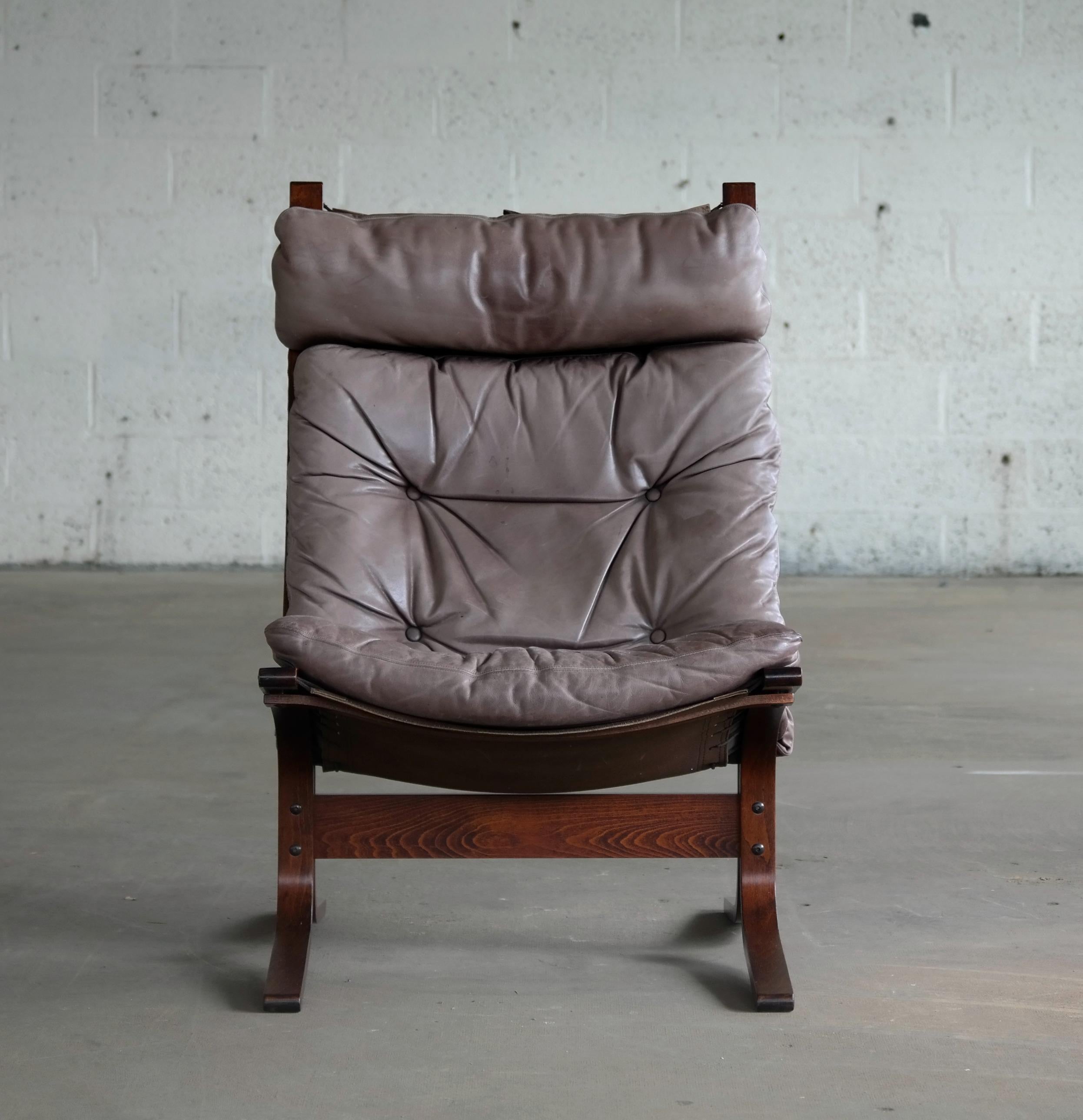 Great easy or lounge chairs in grayish brown or gray colored leather on top of canvas and a frame of stained bentwood. Relling's beautiful take on the classic safari chair designed in 1965. Excellent vintage condition with the leather showing a very