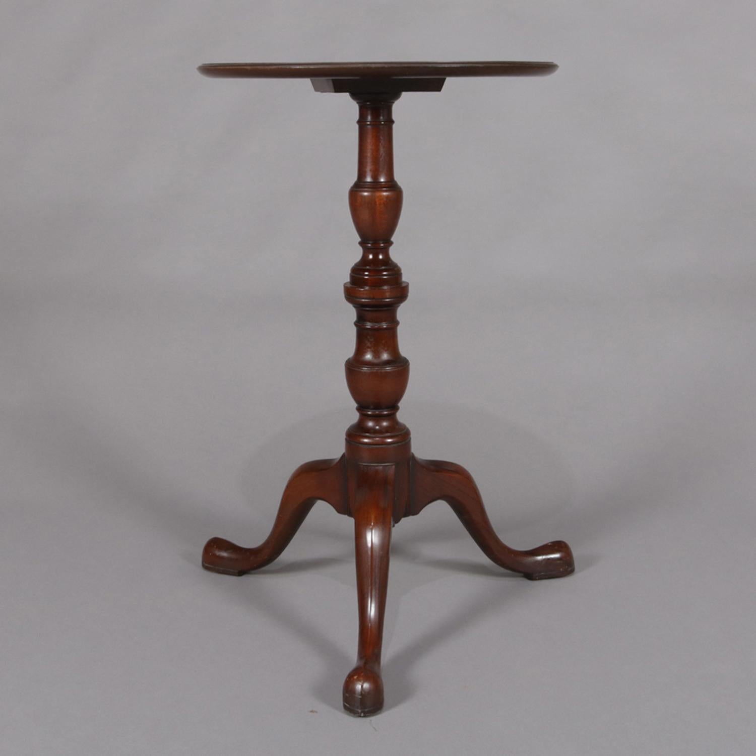 Vintage Queen Anne style side stand by Kittinger features dish form display top over turned column base and raised on three cabriole legs terminating in pad feet, original aker label on top base as photographed, circa 1940.

Measures: 31