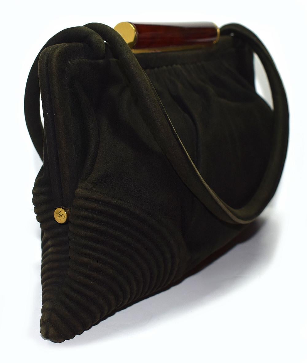 Beautiful Art Deco handbag, authentic vintage dating from the 1930s-1920s. Made of suede and very soft (chamois) colour, black. Each corner angle is worked with many oblique stitches. Two round handles, padded and stitched on one side. Amber