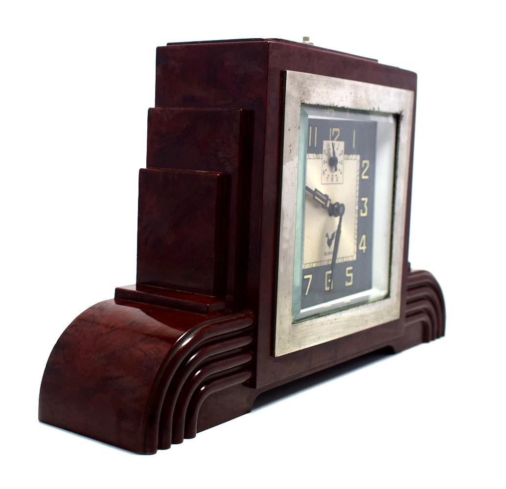 Very attractive 1930s Art Deco bakelite clock with a very distinctive Odean streamline shape. Originating from France this wonderful clock is the epitome of Art Deco with its fabulous shaped case. Condition is excellent, aside the bezel which does