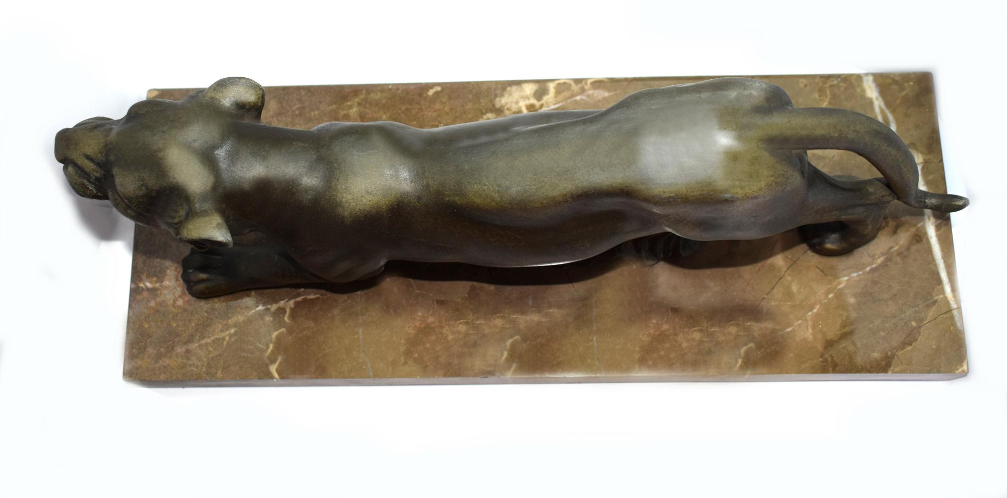 Für Ihre Betrachtung ist diese sehr gut skulptiert Art Deco prowling Panther Skulptur, die auf einem Marmorsockel sitzt. Der Körper des Panthers ist aus Zinn und hat einen wunderschönen patinierten Kupfereffekt mit einem milden Verdi Gris. Der