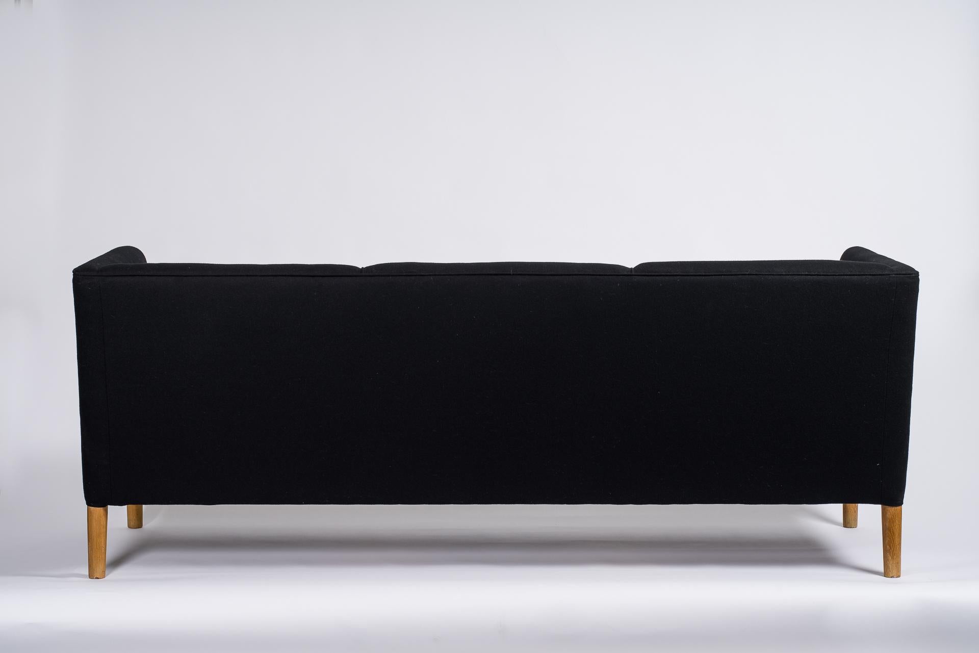 Hans Wegner sofa
Even arm sofa
Manufactured by AP Stolen 1950
Black fabric upholstery / cashmere and wool.