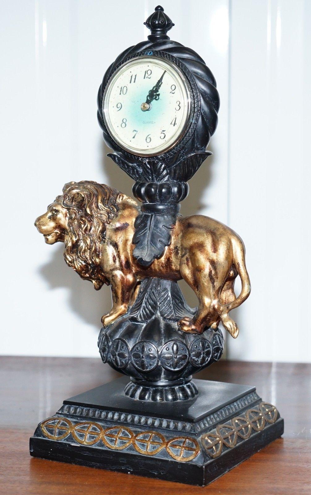 Wir sind erfreut, diese schöne dekorative Manteluhr eines sehr königlich aussehenden Löwen zum Verkauf anzubieten 

Eine sehr schöne verschnörkelte Uhr, das Uhrwerk ist ein modernes digitales Stück 

Wie Sie sehen können, ist diese Uhr mit