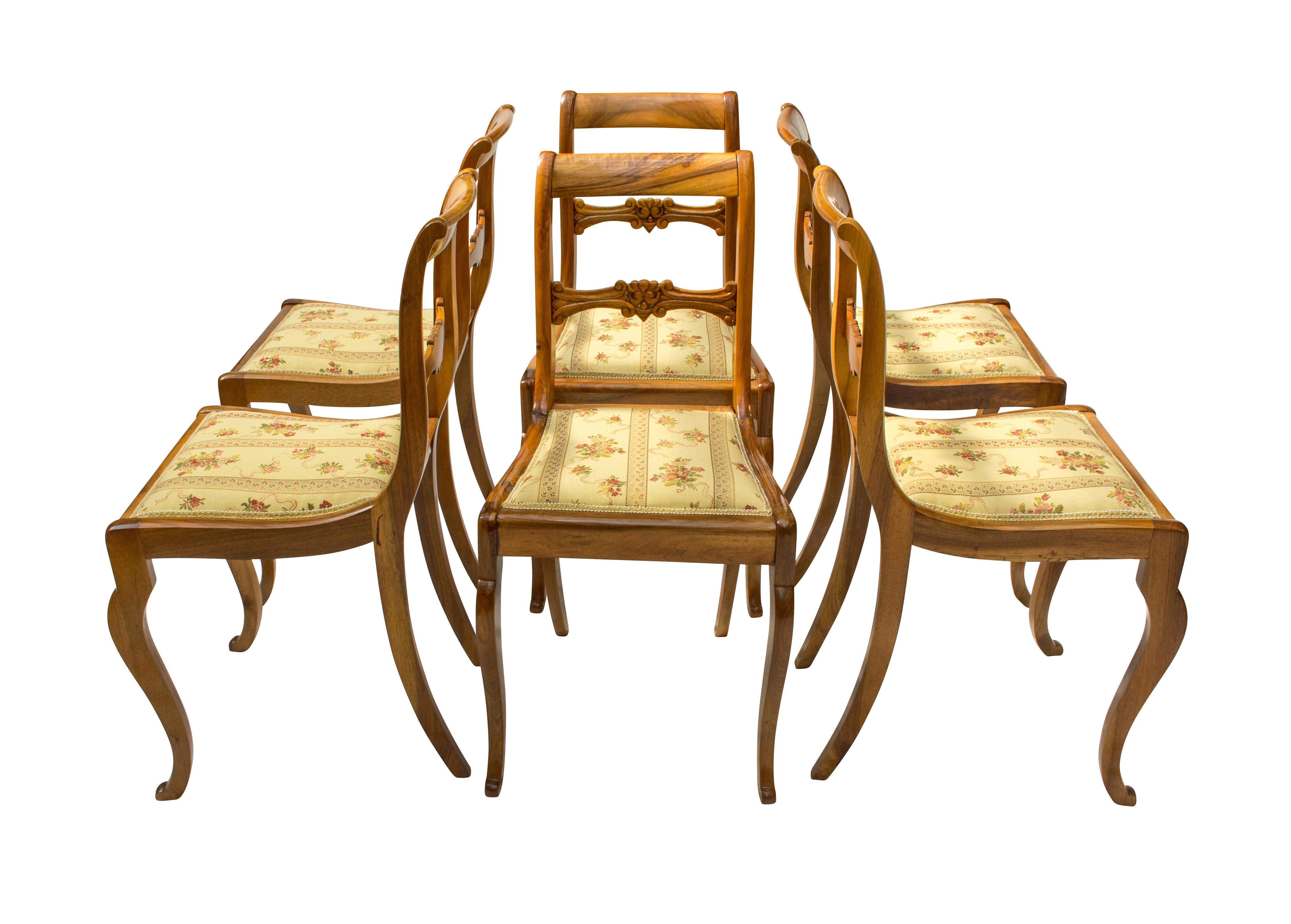 Set di sei sedie, Biedermeier, in legno massiccio di noce. Le sedie erano nuove e tappezzate. In ottime condizioni di restauro.
Misura: altezza della seduta 47 cm.