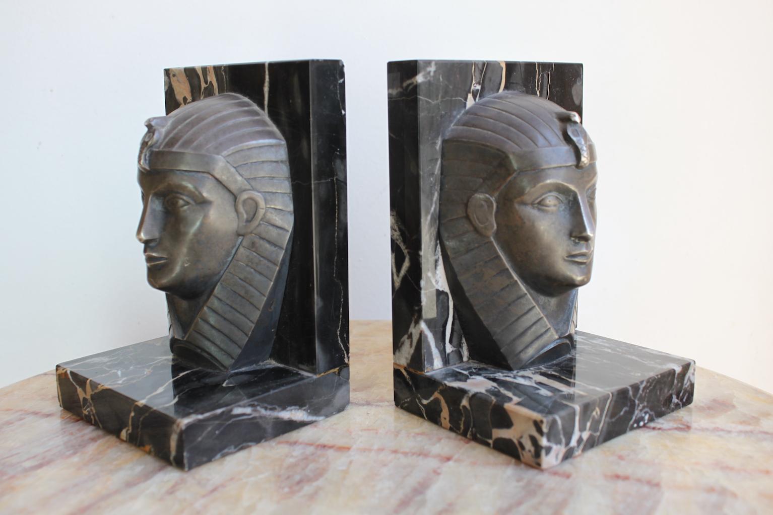 Pair of Art Deco bookends by Charles, 1930, in metal and marble, representing two pharaoh heads
Signed.
Dimensions: Width 10cm, height 14.5 cm, depth 8.5 cm.