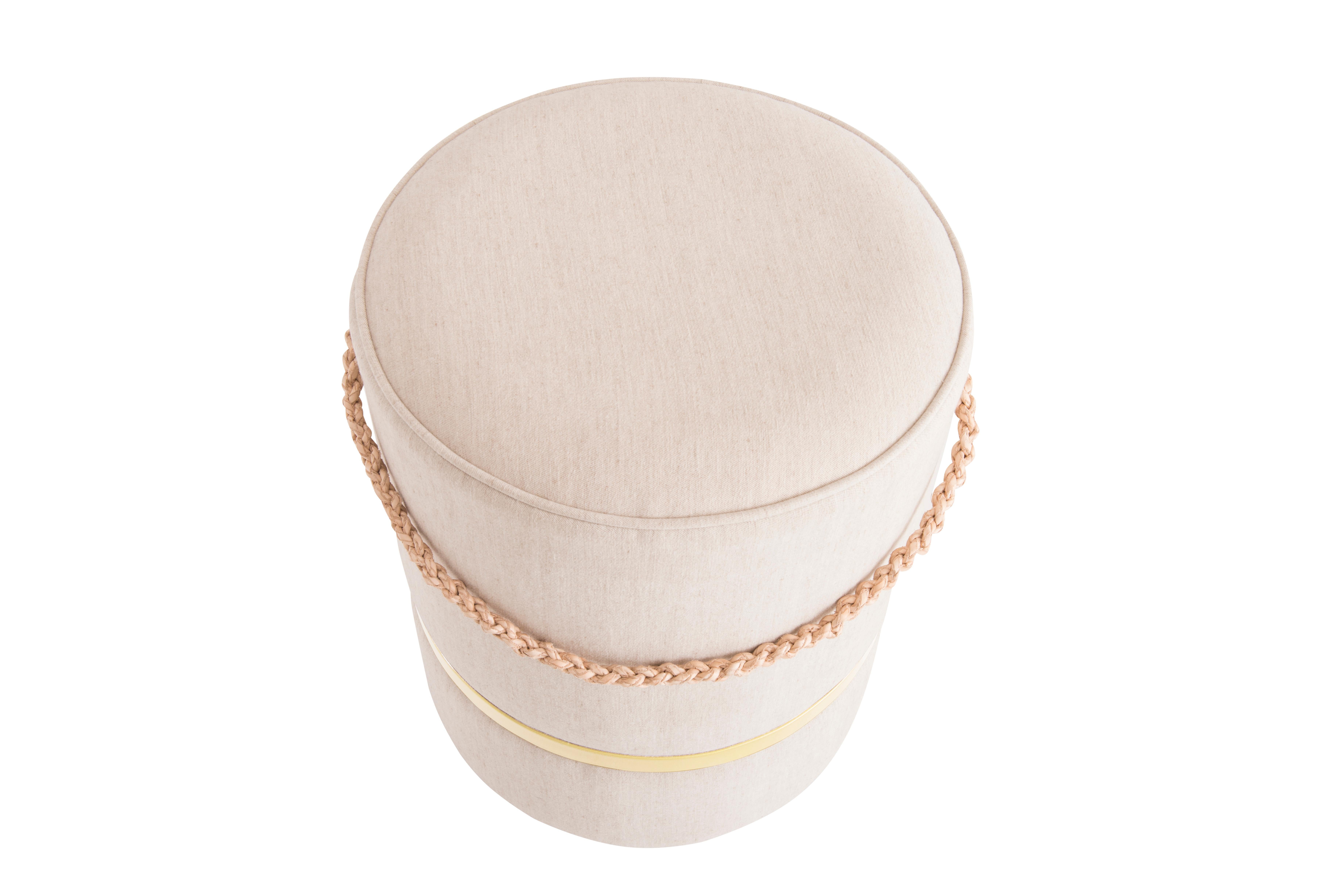 Product with admirable aesthetic, decorative and practical range, the Serena pouf is upholstered with natural color linen, gold-plated ring and hand-knotted in natural leather without dyeing - its objective is the exalted beauty in the oxidation of