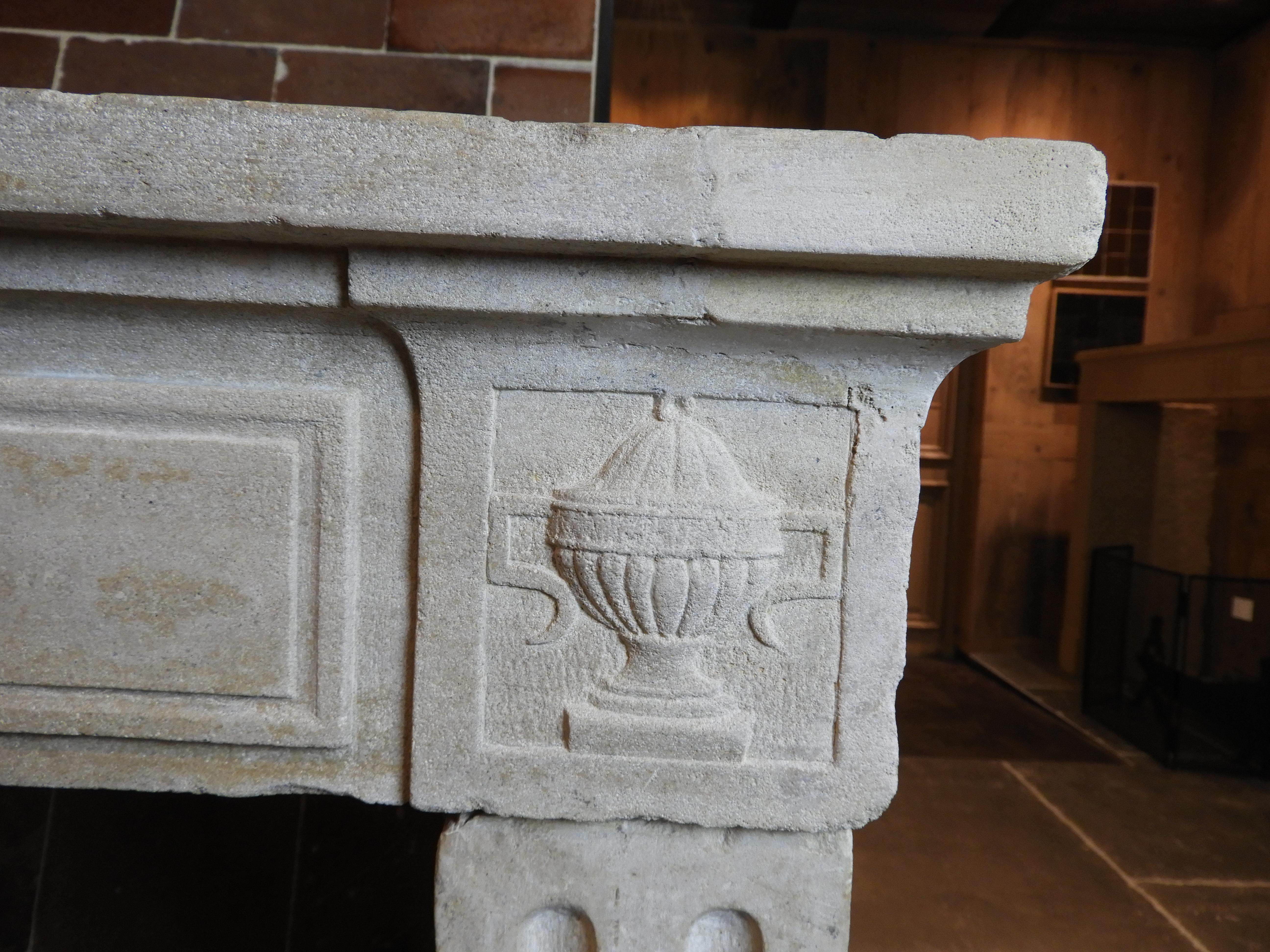 19th century Empire fireplace in limestone from burgundy.
The interior size: 121 cm wide x 93 cm high.