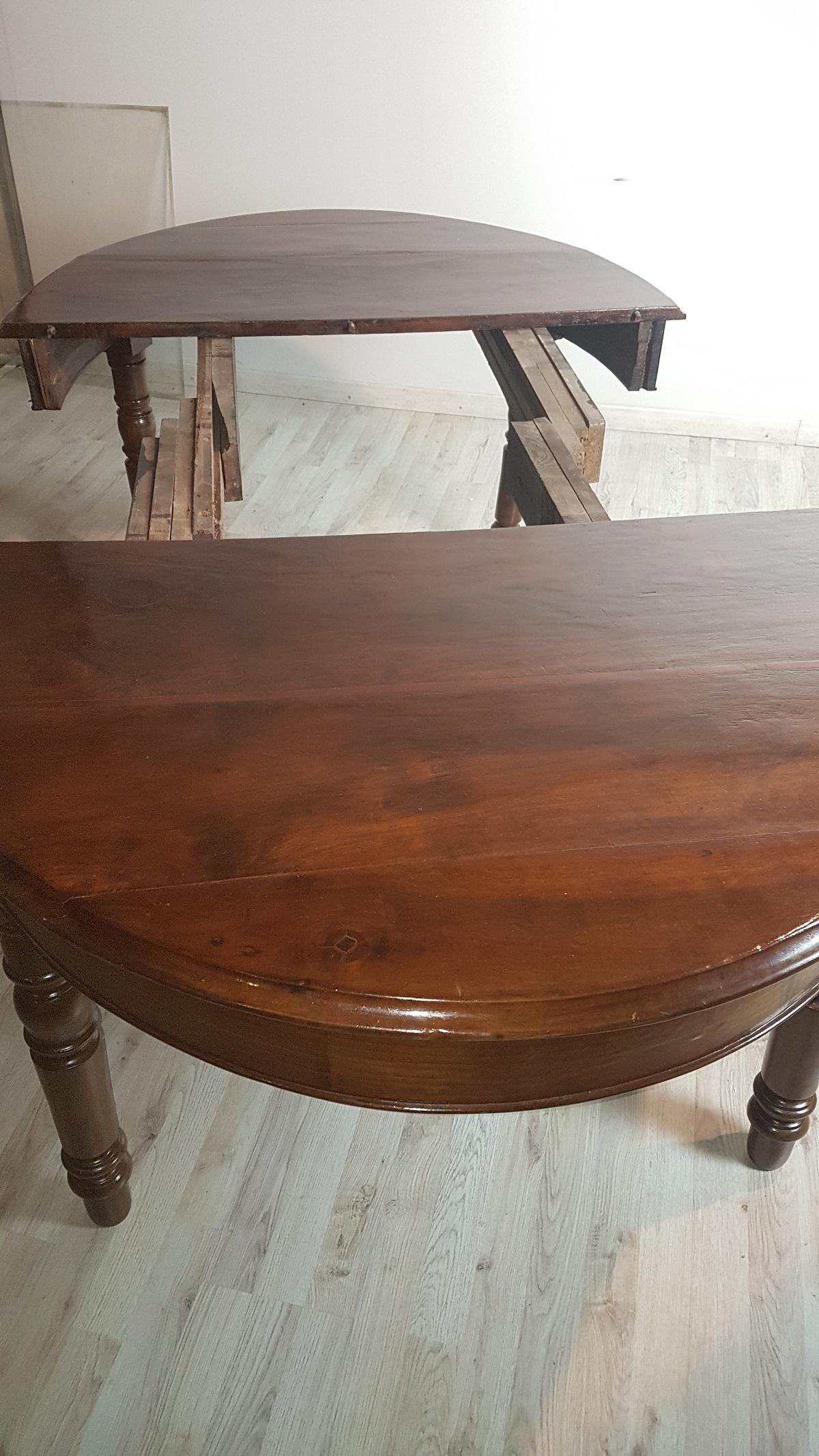 Elegant antique table ideal oval extensible dining room in the centre the table is dated around the first half of the 1800s in the middle of Charles X. The table is made of solid patina walnut, the band is narrow so convenient for use. The table is