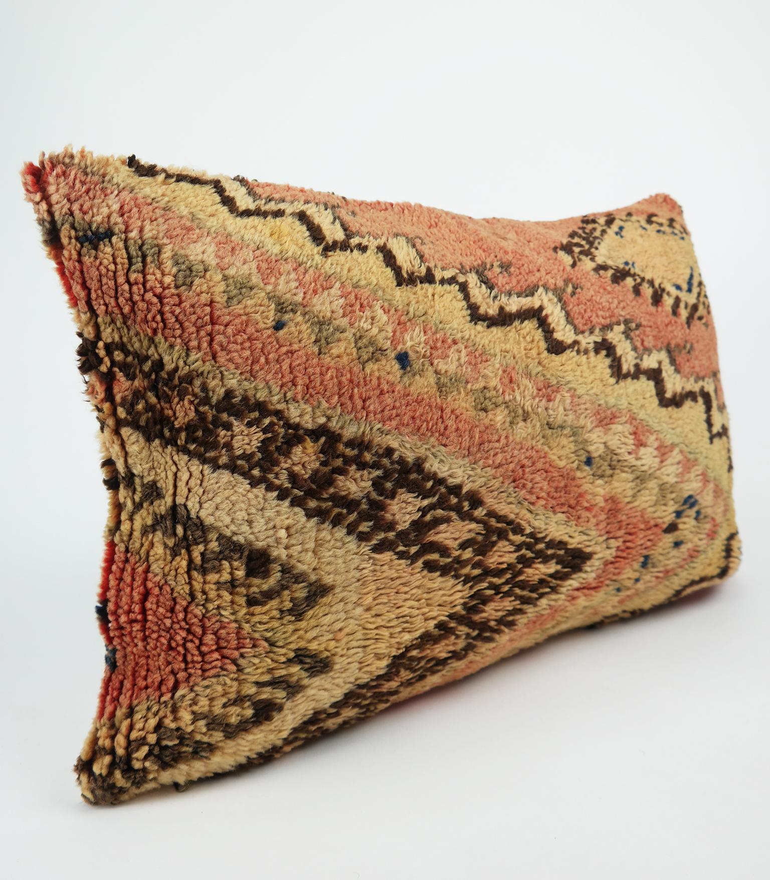 Cushion custom-made from a more than 40 years old Moroccan rug, searched and selected by ourselves. This pillow is a one-of-a-kind with beautiful warm colors. The beauty of our pillows is that they are timeless and blend in every interior. Or