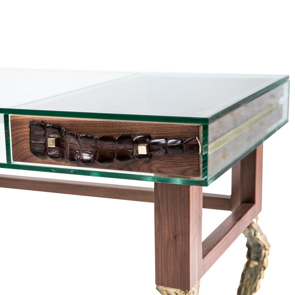 Der Big Crocco Schreibtisch gehört zu der Big Crocco Kollektion, die von Egg Designs entworfen und in Südafrika hergestellt wird. 
Dieser hochwertige, moderne und maßgefertigte Schreibtisch ist ein echter Hingucker. Die mit Krokodilhaut geprägten