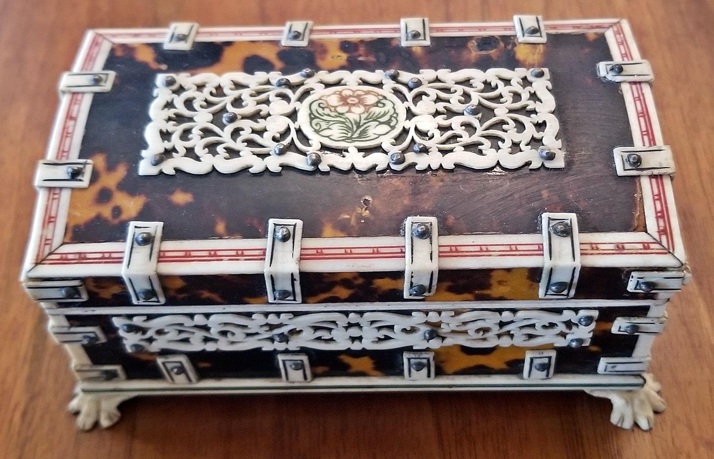 Stunning mid-19th century example of a Anglo-Indian Vizagapatam ring box of real quality.

From circa 1840.

Made in Vizagapatam, India, the box is made of sandalwood but completely covered in the most beautiful blonde t/shell and faux ivory