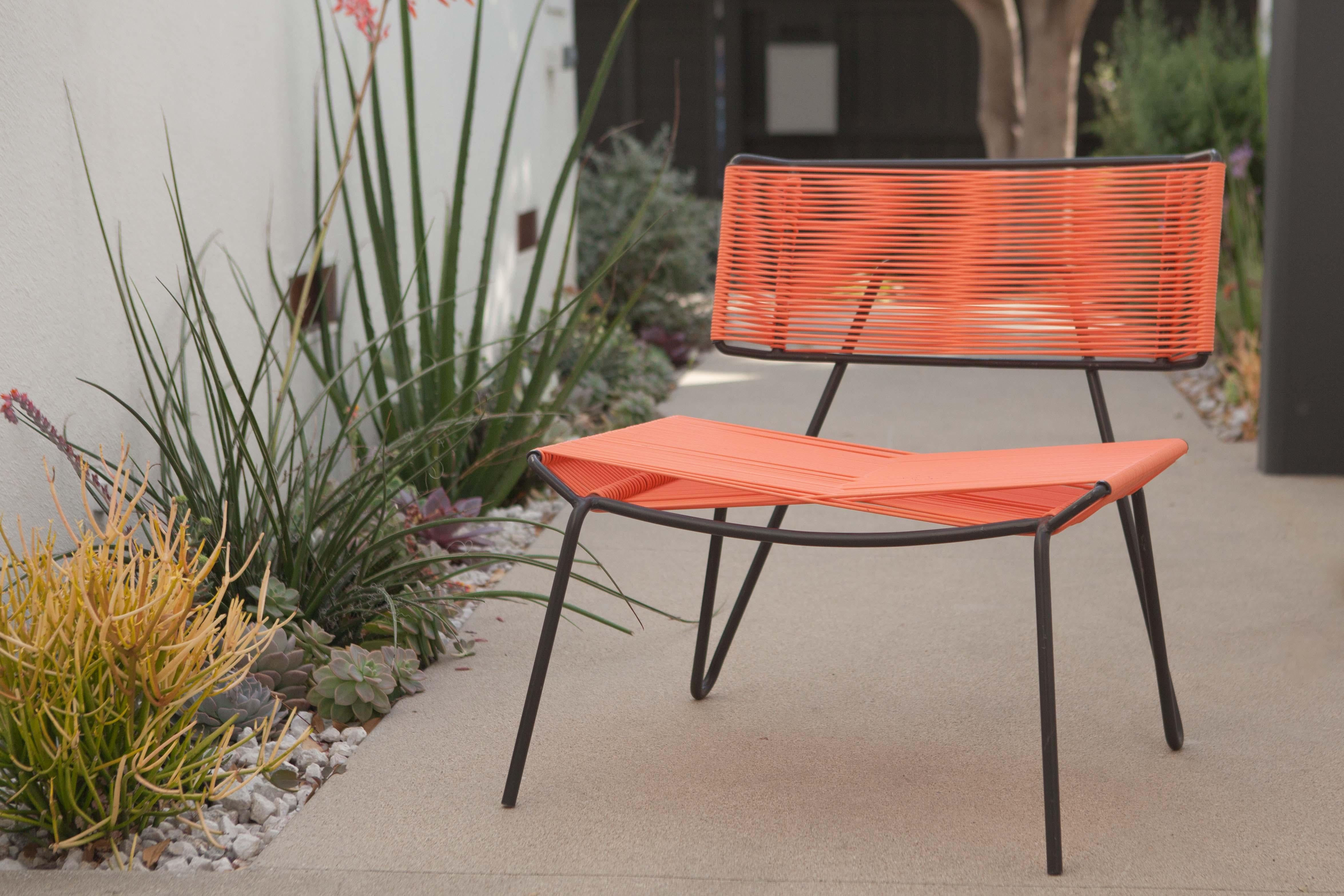 Der Atacama Outdoor-Stuhl:: unser eigener Entwurf für den perfekten Outdoor-Loungesessel:: Mid-Century Modern inspiriertes Design:: hergestellt in Guadalajara:: Mexiko:: aus handgeschmiedetem pulverbeschichtetem und verzinktem Stahl mit PVC-Rohr.