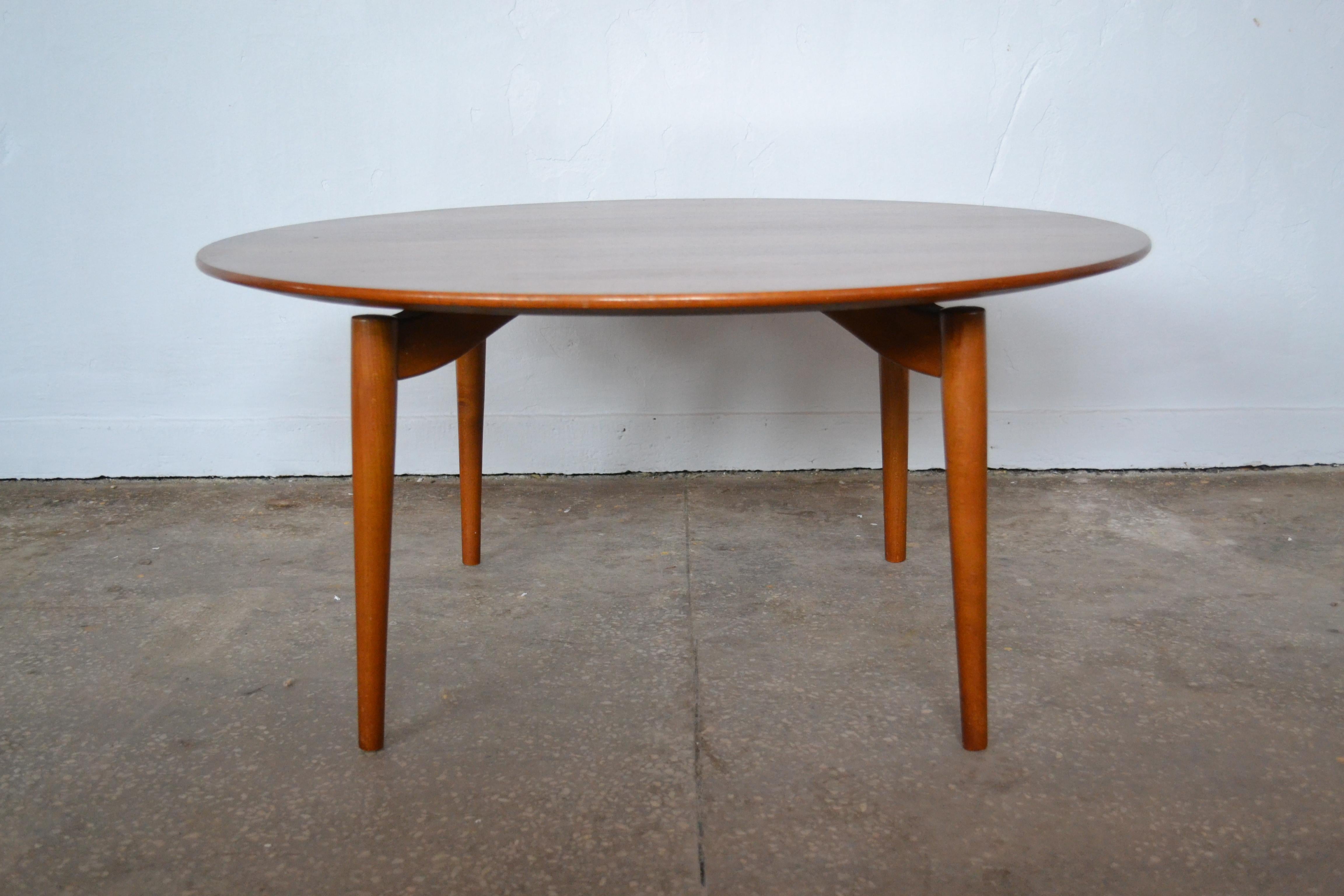 This rosewood coffee table was designed by Grete Jalk for Poul Jeppesen in the 1950s and is in original condition.