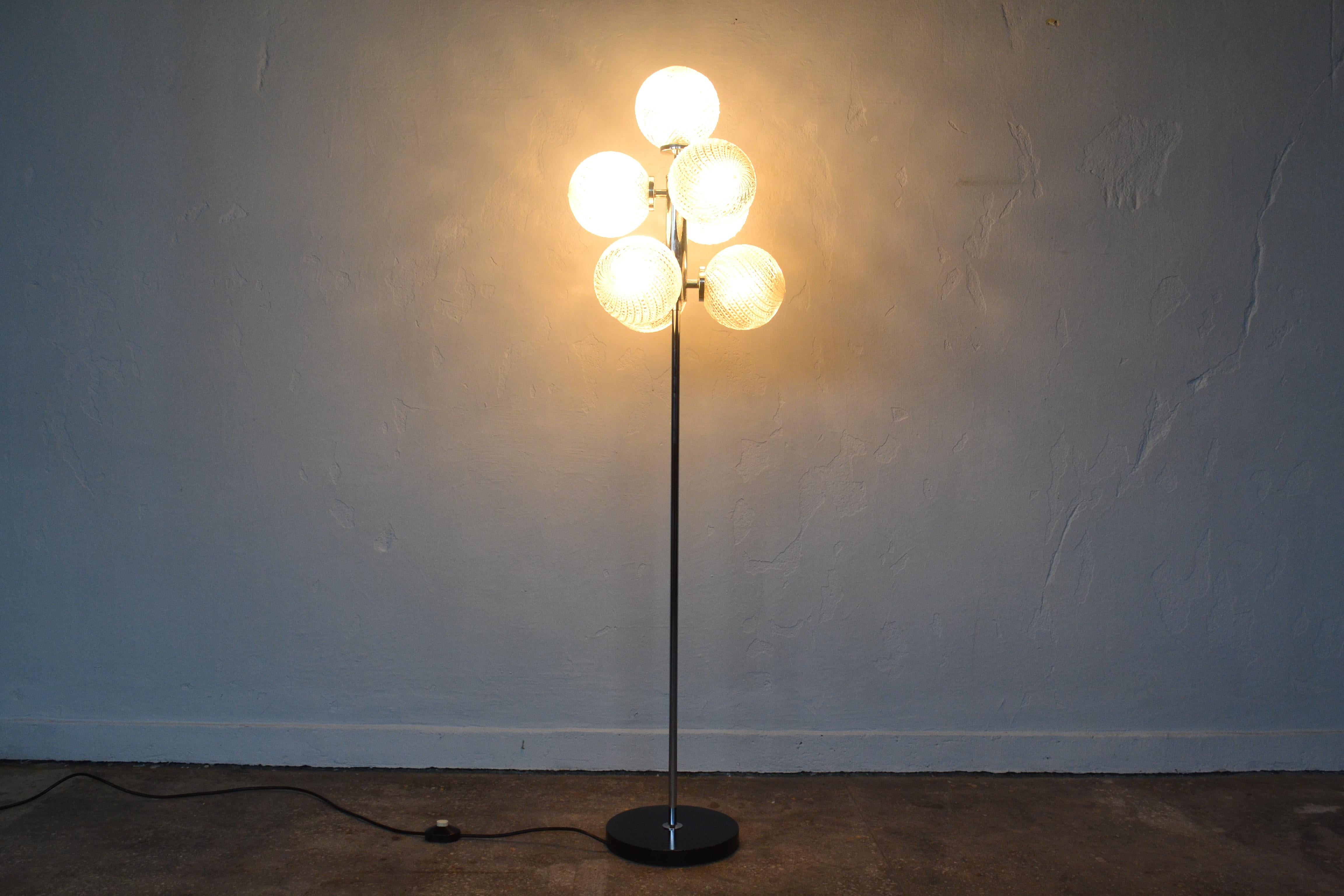 This Sputnik floor lamp from the 1970s has seven light points for E14 bulbs.