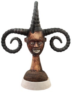 Karl Springer, handgeschnitzte afrikanische Skulptur auf maßgefertigtem Wildledersockel, 1980er Jahre