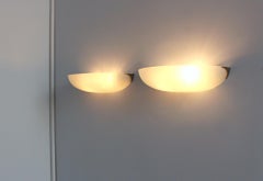 Pareja de apliques art déco franceses de cristal estriado y níquel de Perzel