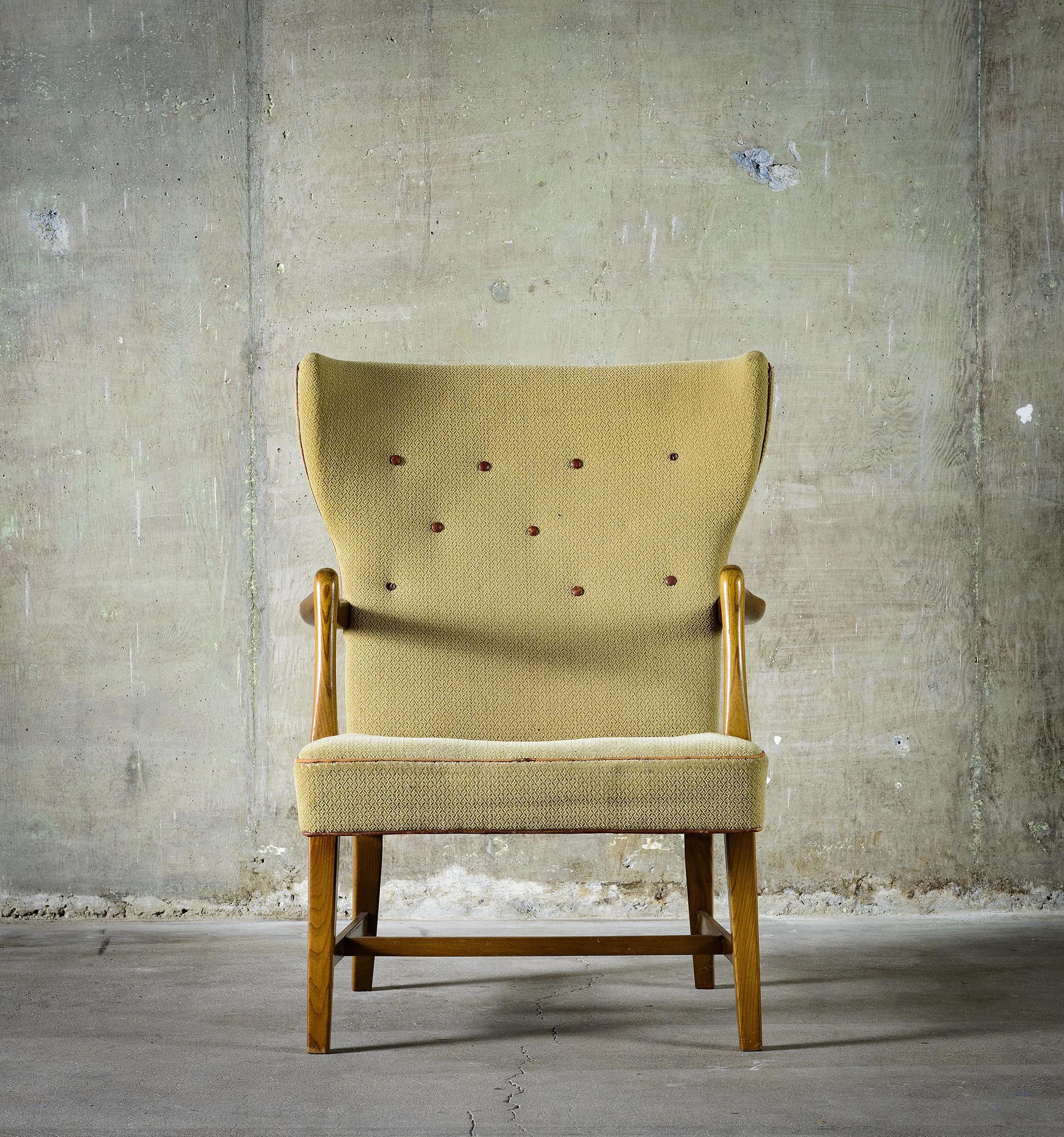 Peter Hvidt lounge chair upholstered in fabric and elm wood, circa 1945, Denmark