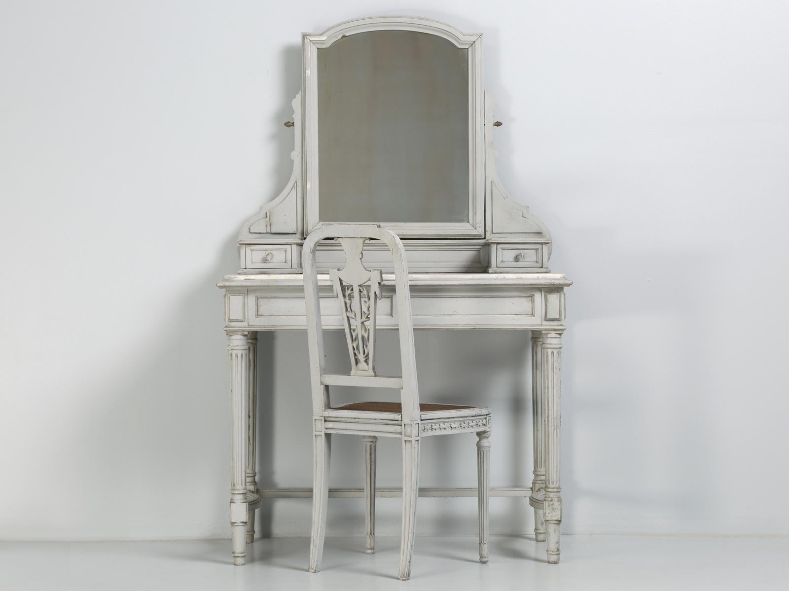 Antiker französischer Frisiertisch im Louis XVI-Stil mit passendem Stuhl, beide noch unglaublich originalgetreu lackiert. Der antike französische Schminktisch im Louis XVI-Stil hat eine originale Platte aus Carrara-Marmor und einen Spiegel. 
Die