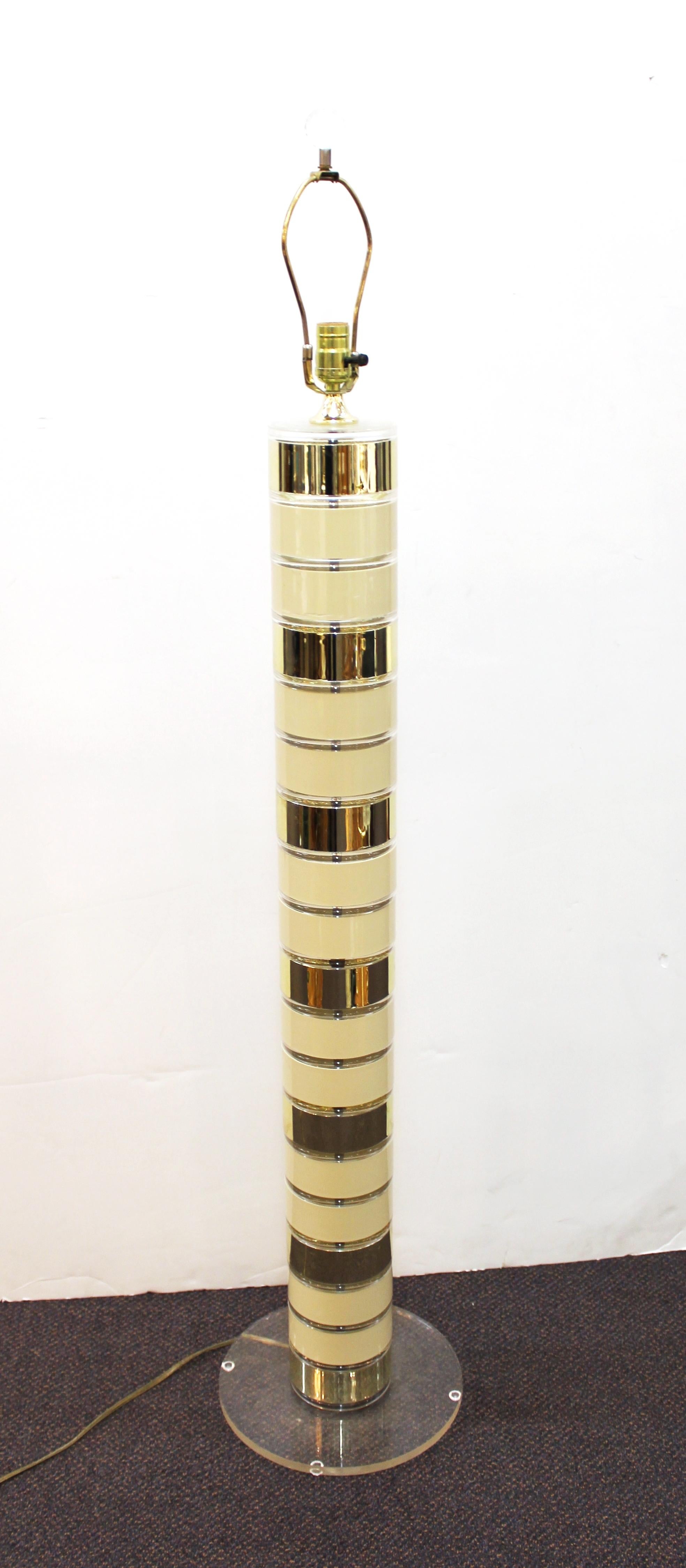 Post-modern floor lamp in stacked Lucite elements with a Lucite ball finial, made by Optique in the United states during the 1980s. The piece has a label on the bottom with a patent mark dated from the 1980s and is in great vintage condition.