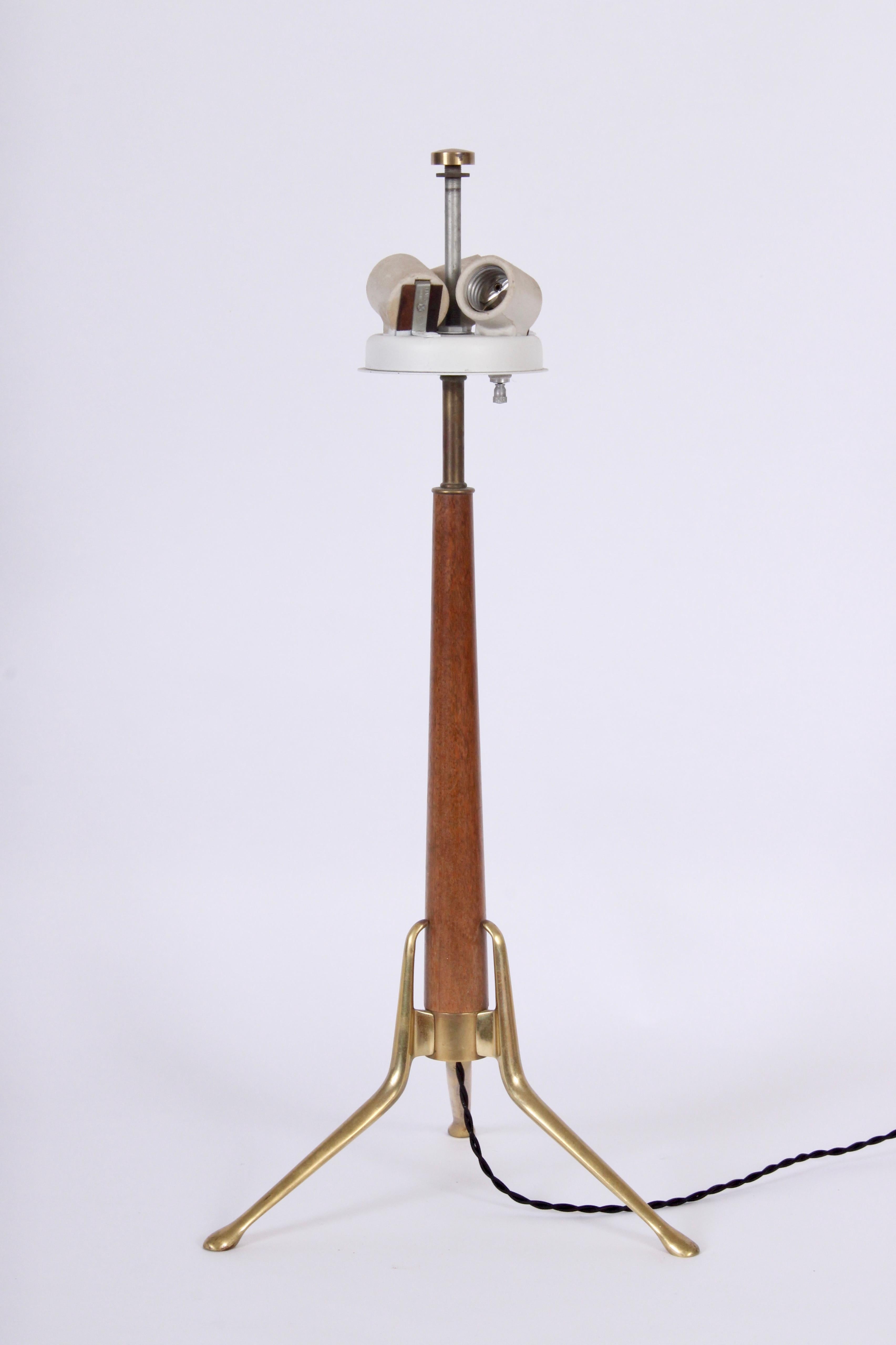 Slender American midcentury Gerald Thurston for Lightolier brass and walnut lamp with new white linen shade. Featuring a trio of brass legs, walnut stem, diffuser and triple sockets. 11 D base. Shade measures 6 H x 17 D. Restored. Versatile.