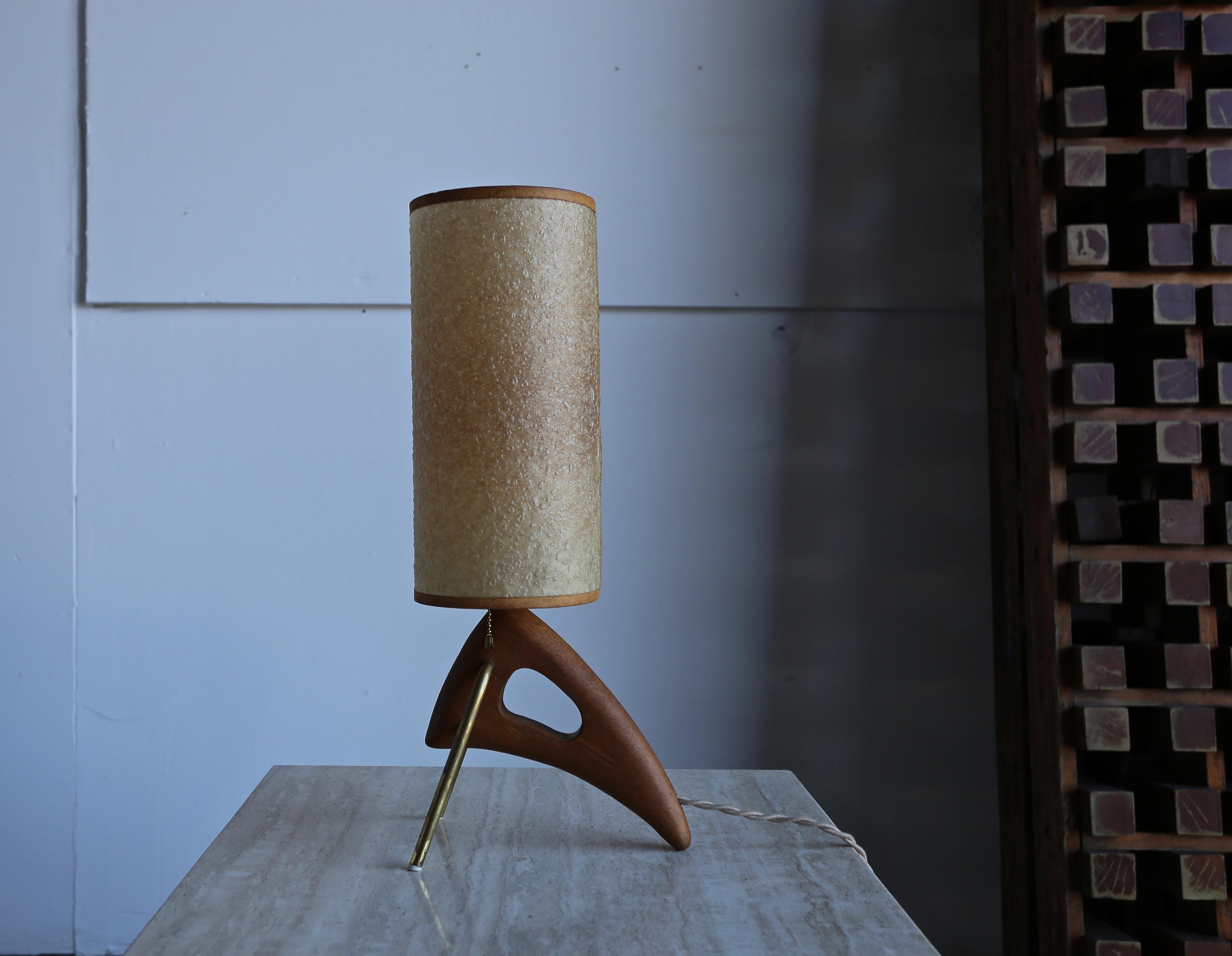 1950s Sculptural modernist table lamp. This lamp retains the original shade.