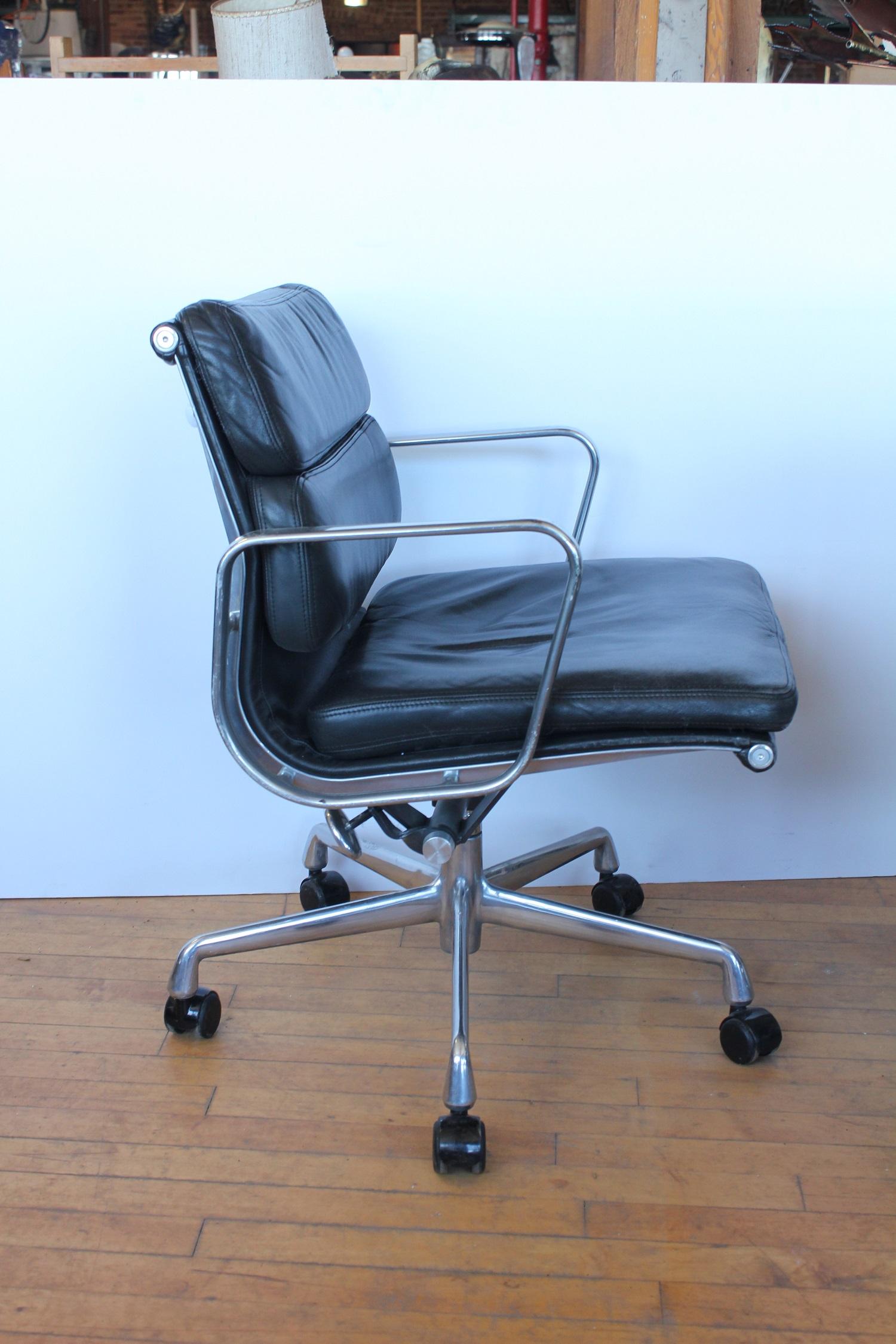 1990s Aluminium Group soft pad desk chair by Herman Miller. Arm H 24.5