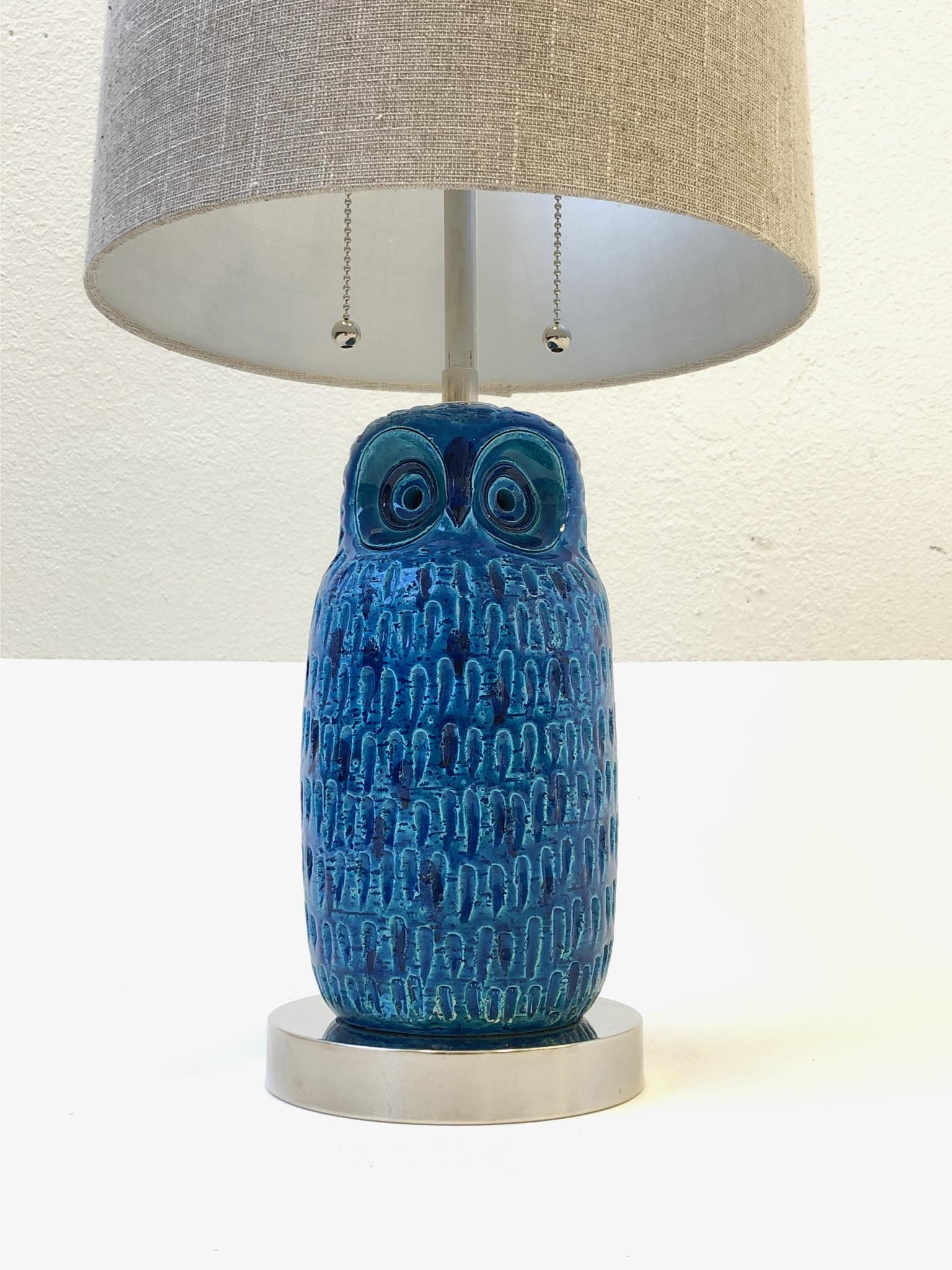 A rare Italian ceramic “Rimini Blue” owl table lamp designed in the 1960s by Aldo Londi for Bitossi. The lamp has been newly rewired with all new polished nickel hardware and a new oatmeal with silver strands linen shade.
Dimensions: 22” high 12”