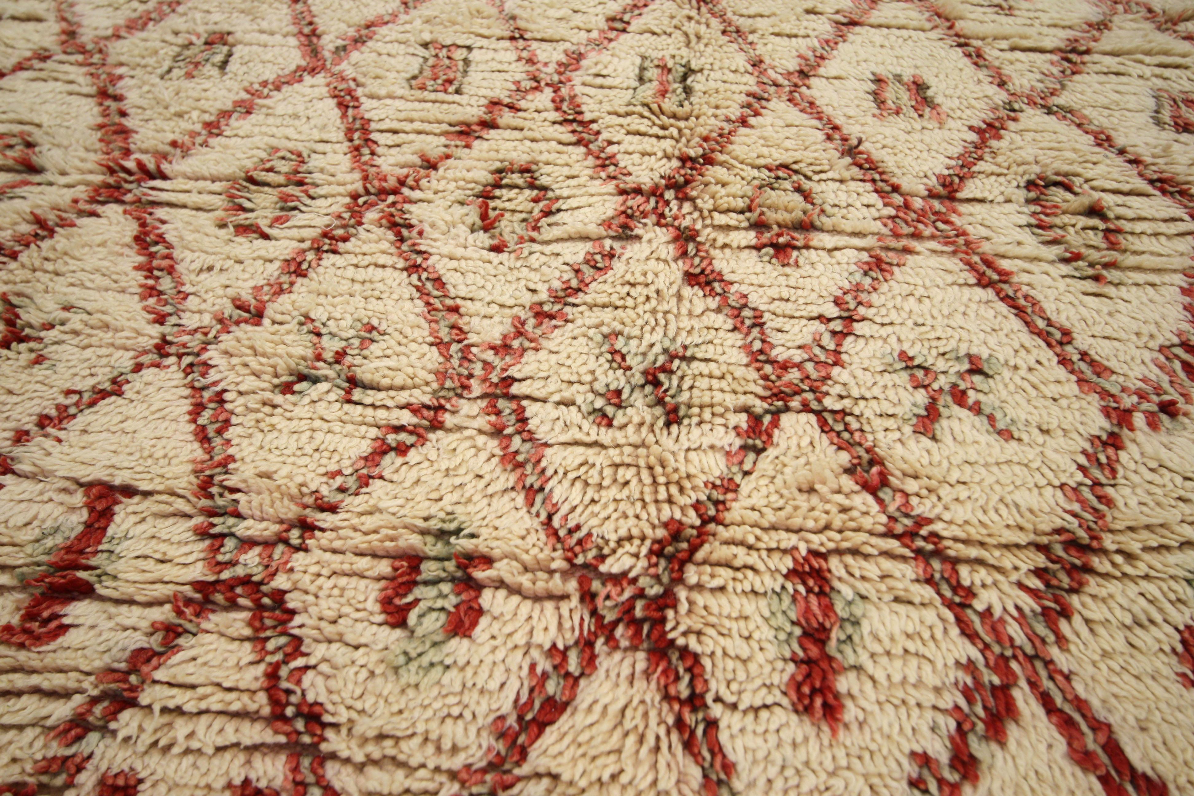 Vintage Berber Moroccan Azilal Rug with Tribal Style, Moroccan Berber Carpet In Good Condition For Sale In Dallas, TX