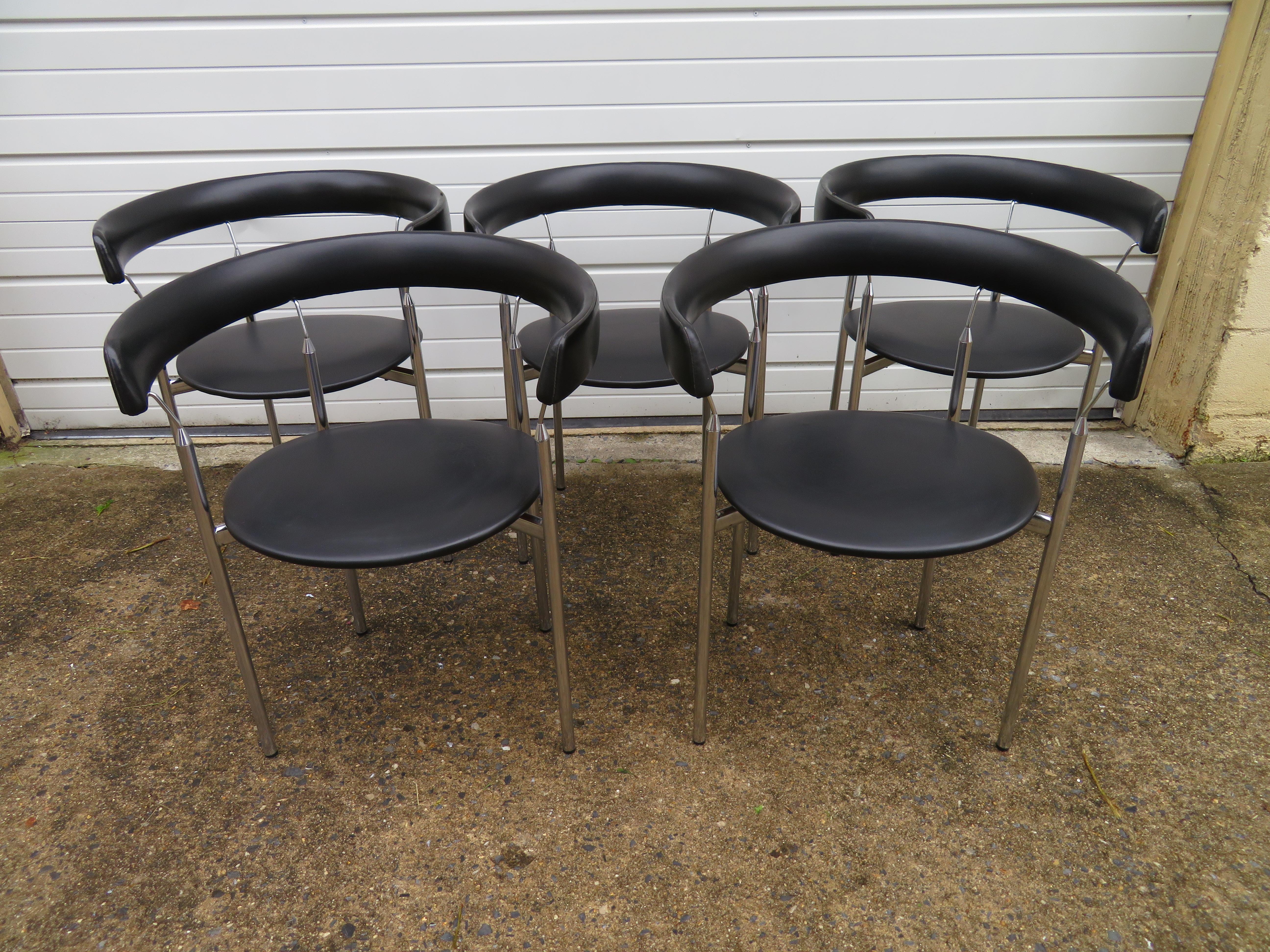 Merveilleux ensemble de cinq chaises de salle à manger à dossier baril de style Poul Kjaerholm avec leur table de salle à manger originale à base de tambour ébonisé. Les chaises ont conservé leur similicuir noir d'origine dans un bel état vintage,