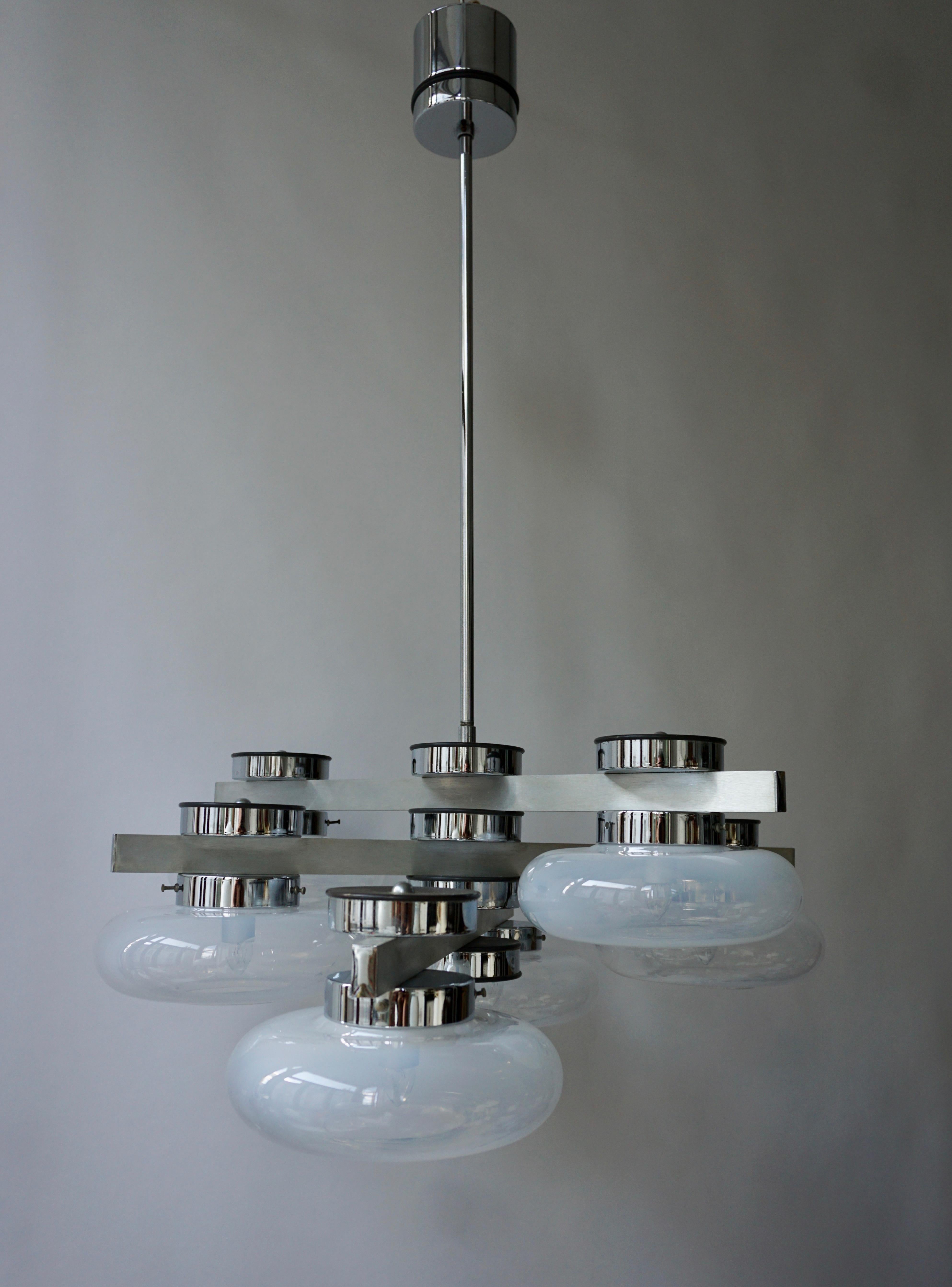 Italian Murano glass chandelier.
Diameter 76 cm.
Height fixture 29 cm.
Total height 100 cm.
Six E14 bulbs.