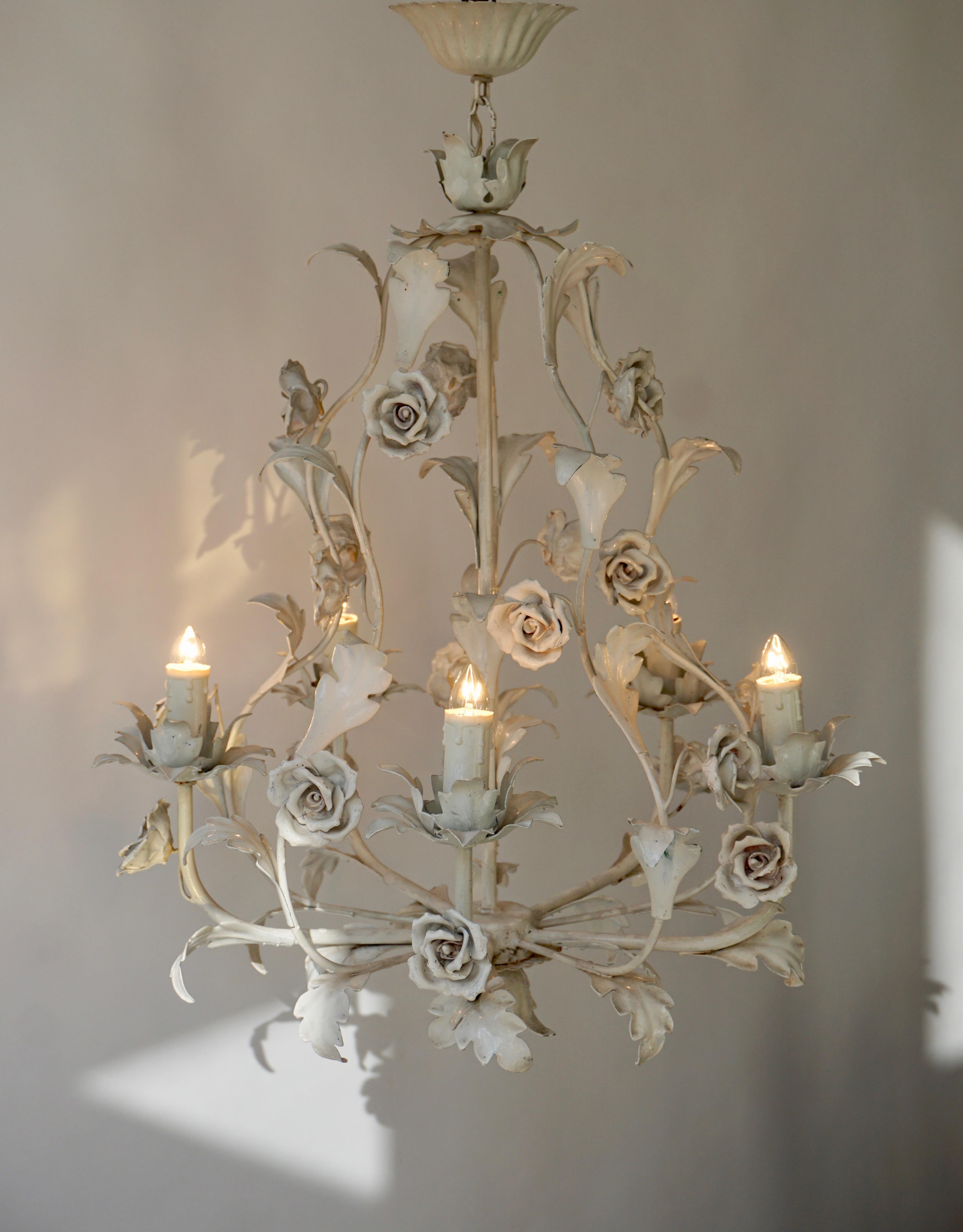 Italian flower chandelier.
Diameter 50 cm.
Height fixture 60 cm.
Total height 70 cm.
Five E14 bulbs.